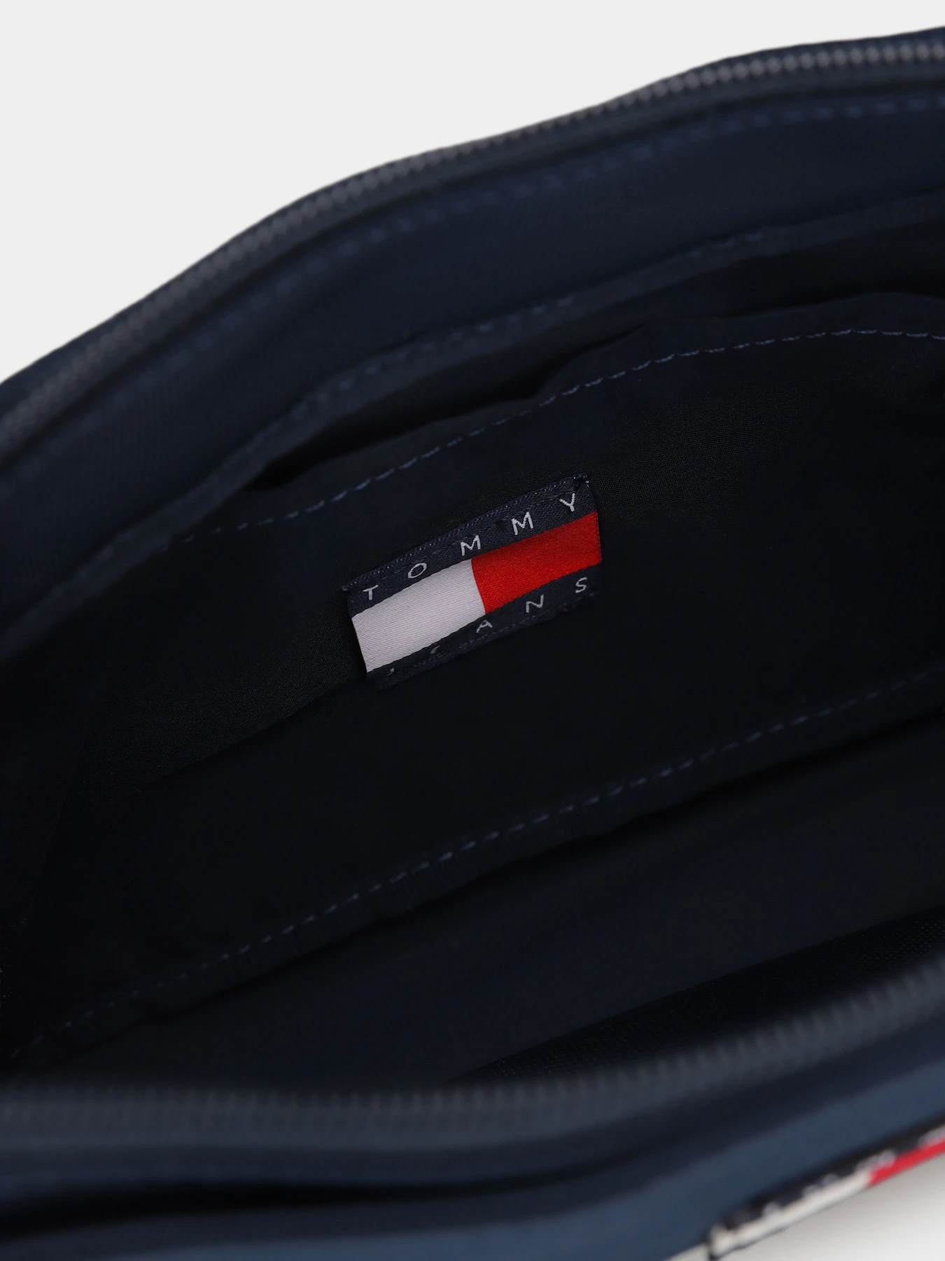 Сумки Tommy Hilfiger модель AW0AW17544-C1G Сумки Tommy Hilfiger модель AW0AW17544-C1G Фото