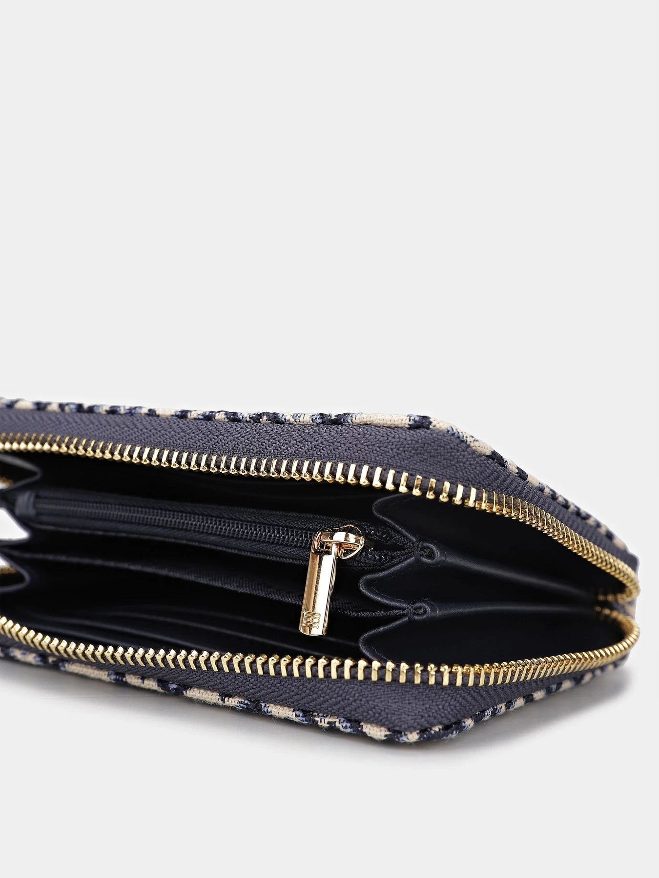 Кошельки Tommy Hilfiger модель AW0AW17479-DW6 Кошельки Tommy Hilfiger модель AW0AW17479-DW6 Фото