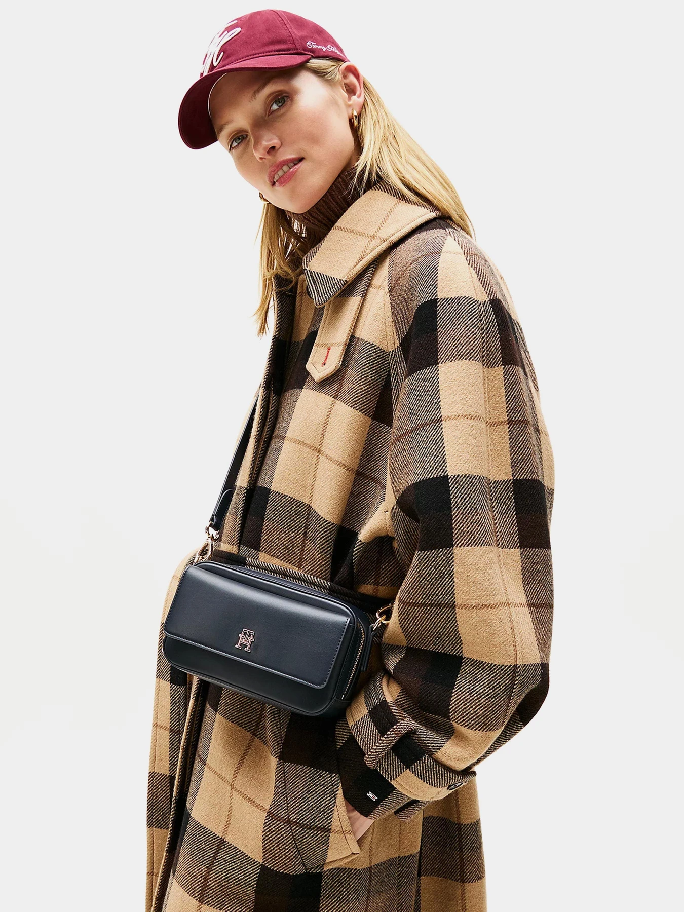 Сумки Tommy Hilfiger модель AW0AW17680-DW6 Сумки Tommy Hilfiger модель AW0AW17680-DW6 Фото