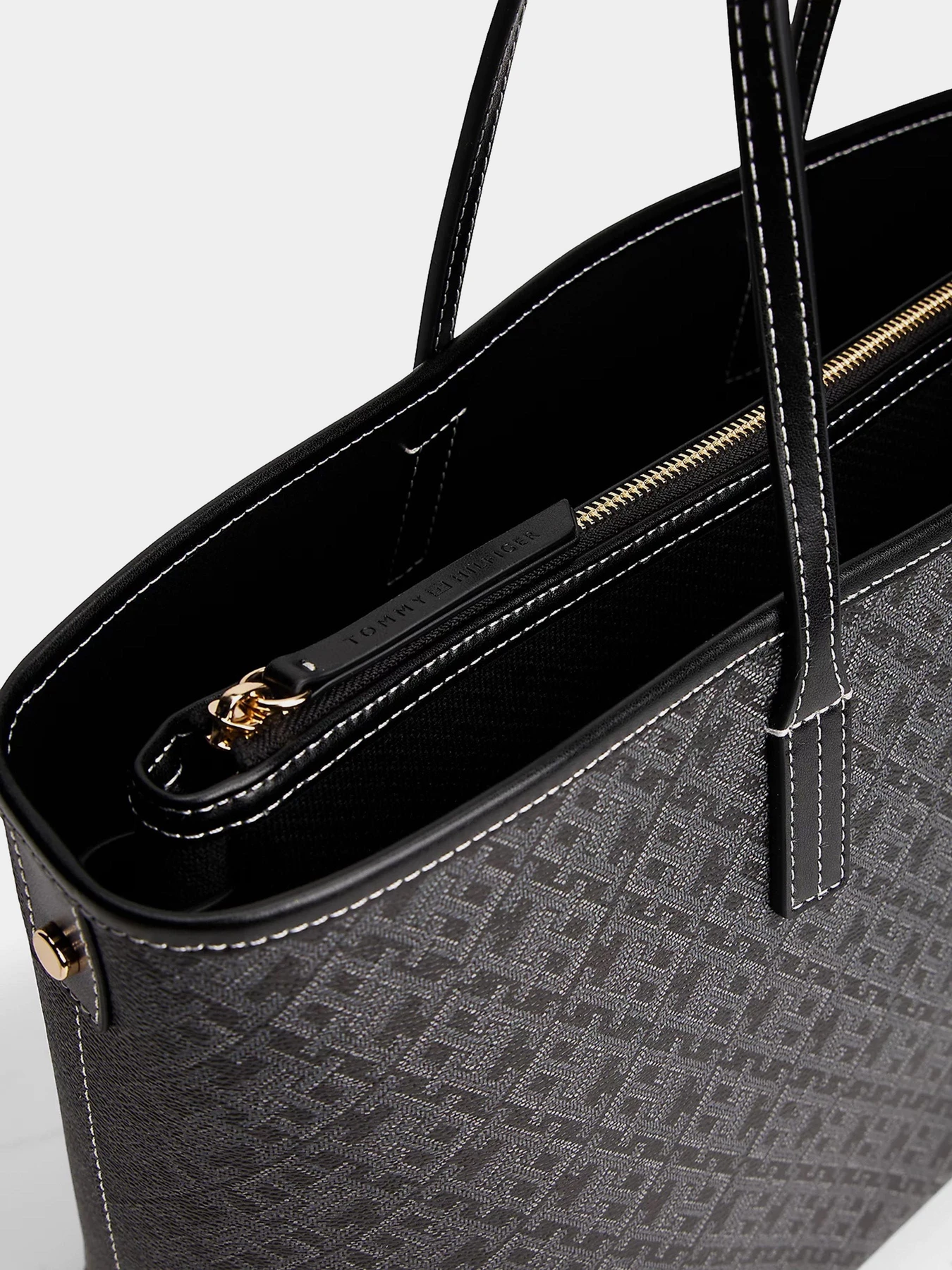 Сумки Tommy Hilfiger модель AW0AW17696-BDS Сумки Tommy Hilfiger модель AW0AW17696-BDS Фото