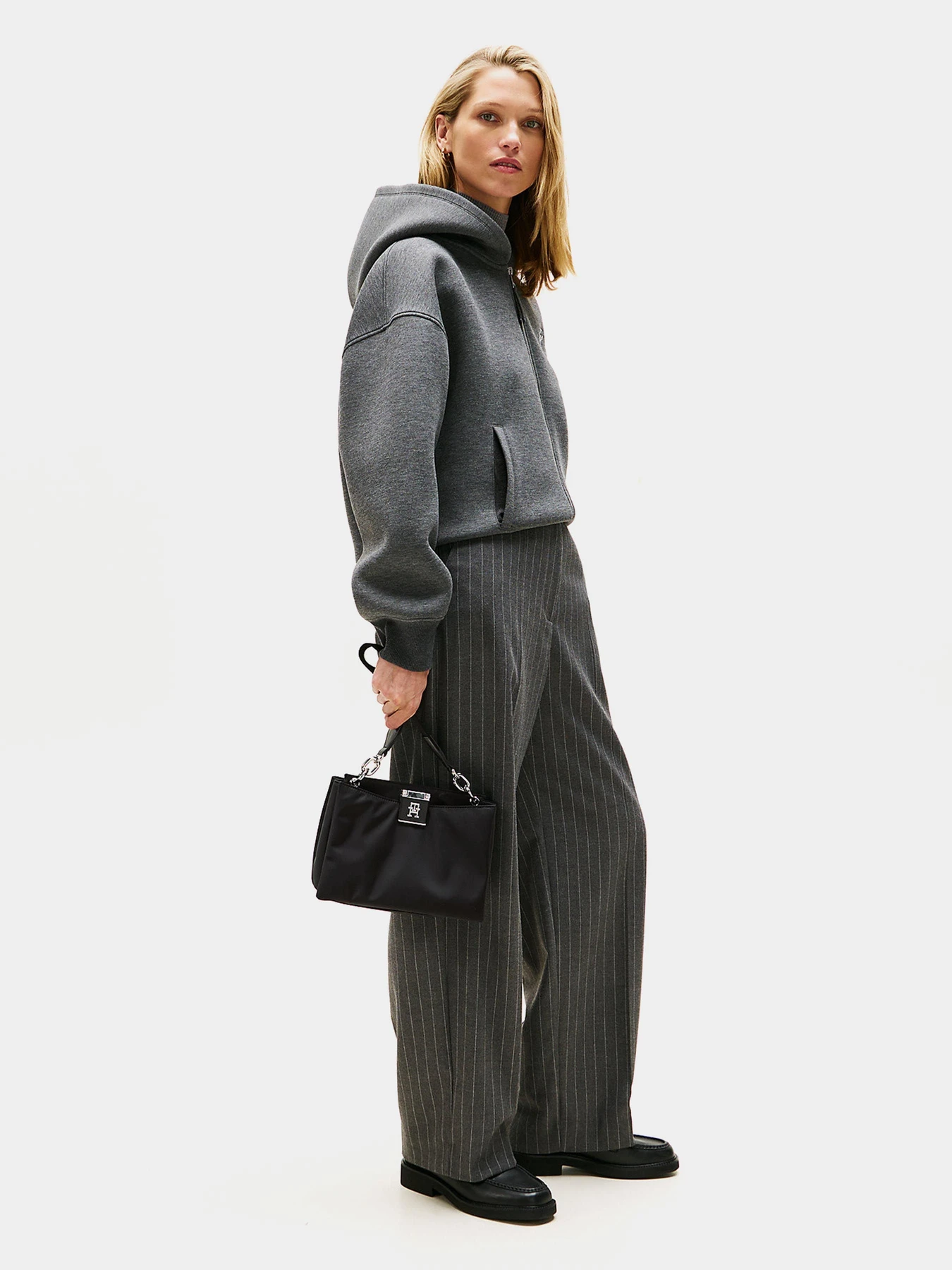 Сумки Tommy Hilfiger модель AW0AW18200-BDS Сумки Tommy Hilfiger модель AW0AW18200-BDS Фото