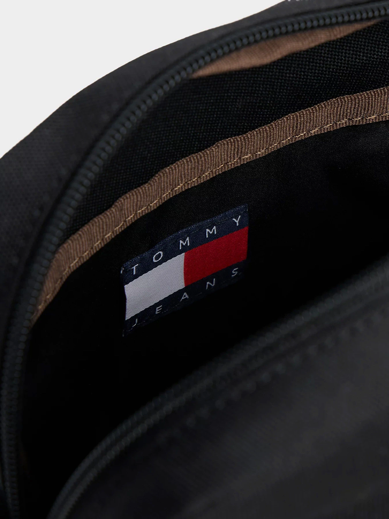 Сумки Tommy Hilfiger TJM ESS DAILY REPORTER модель AM0AM13710-BDS Сумки Tommy Hilfiger TJM ESS DAILY REPORTER модель AM0AM13710-BDS Фото