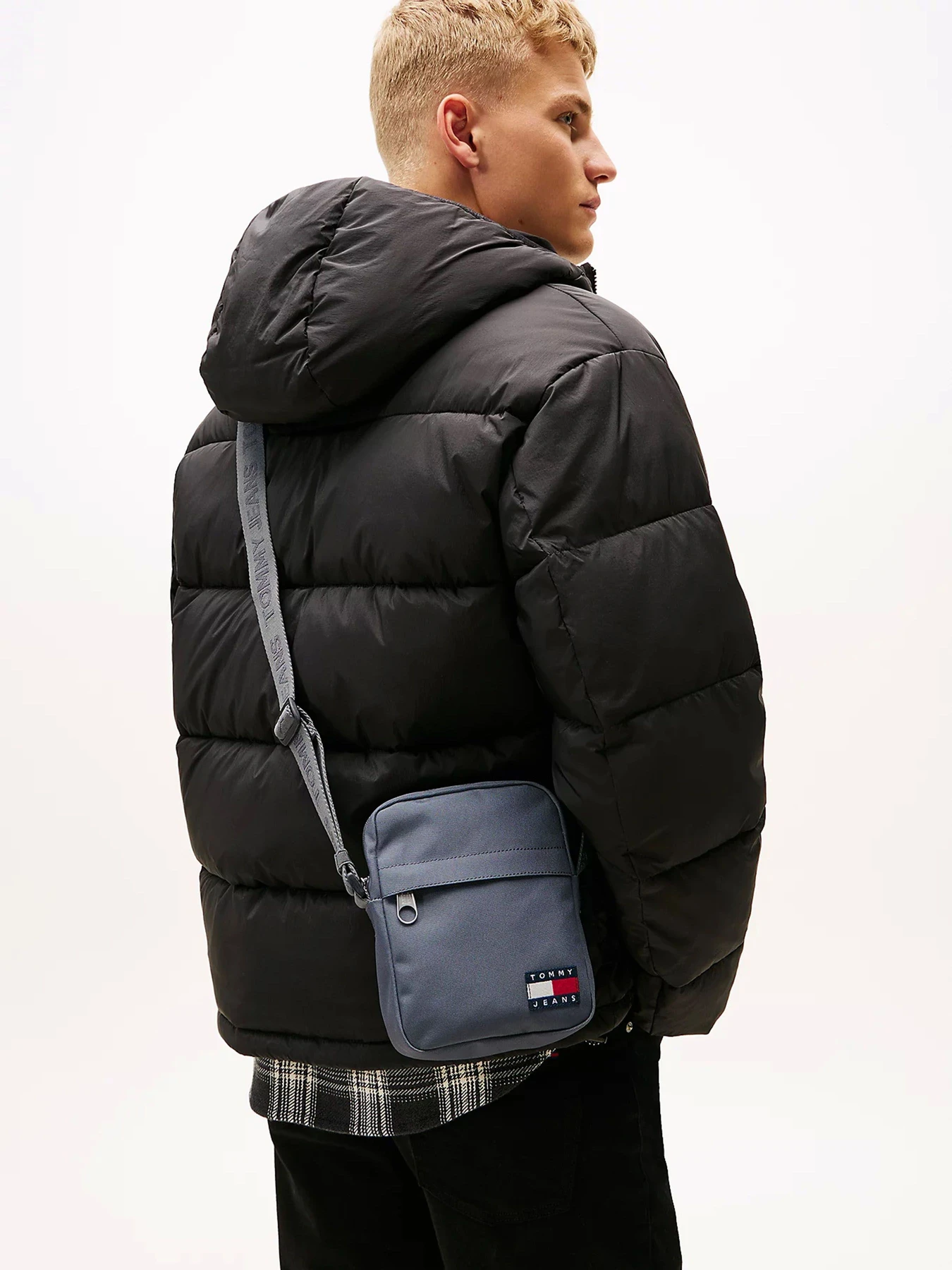 Сумки Tommy Hilfiger TJM ESS DAILY REPORTER модель AM0AM13710-PSN Сумки Tommy Hilfiger TJM ESS DAILY REPORTER модель AM0AM13710-PSN Фото