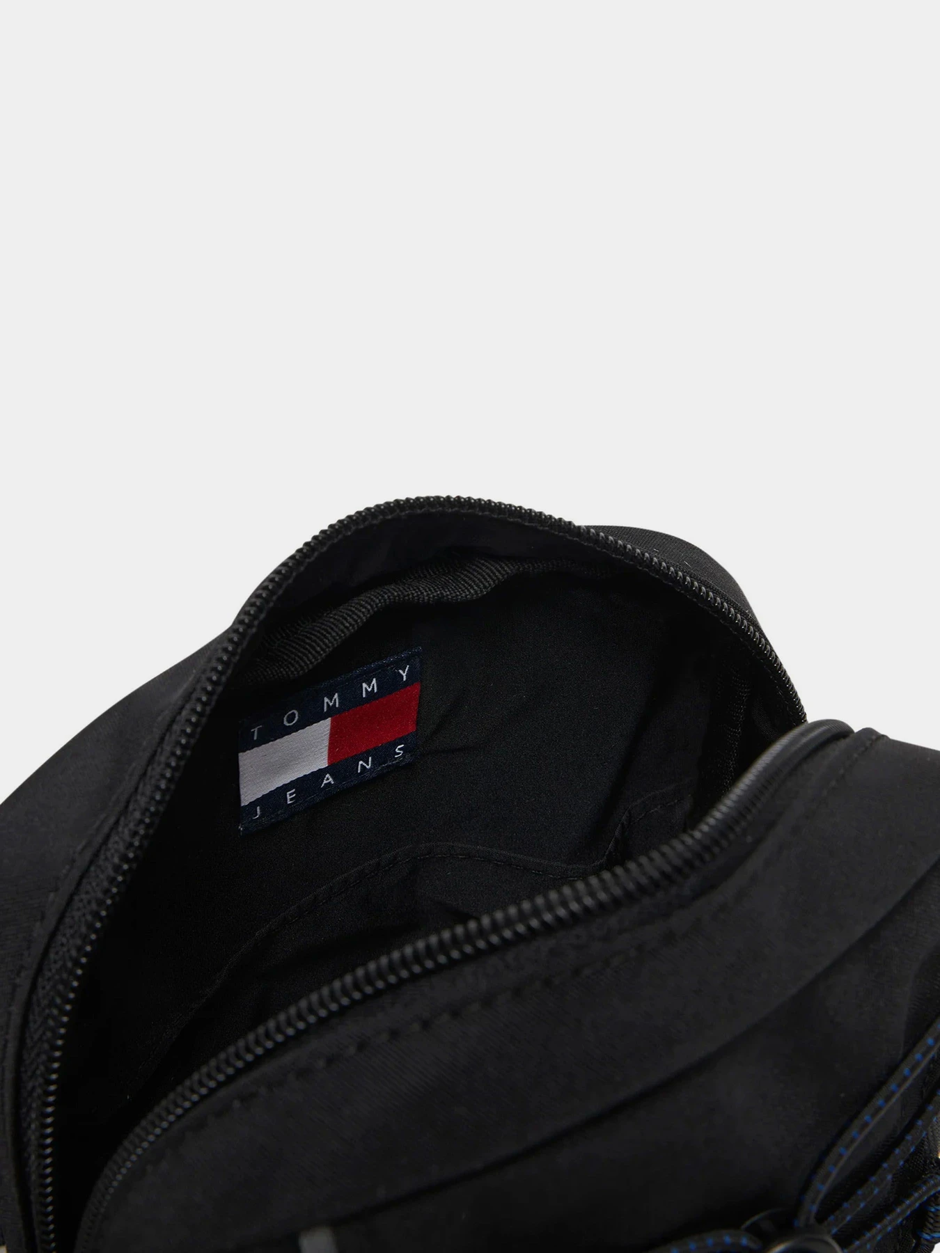 Сумки Tommy Hilfiger TJM ARCHIVE REPORTER модель AM0AM13882-BDS Сумки Tommy Hilfiger TJM ARCHIVE REPORTER модель AM0AM13882-BDS Фото