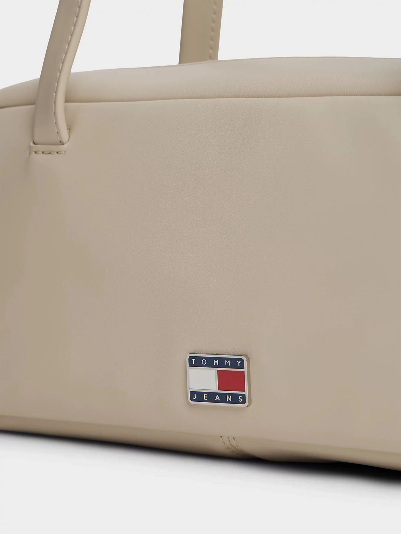 Сумки Tommy Hilfiger TJW CITY SHOULDER BAG модель AW0AW18075-ABY Сумки Tommy Hilfiger TJW CITY SHOULDER BAG модель AW0AW18075-ABY Фото