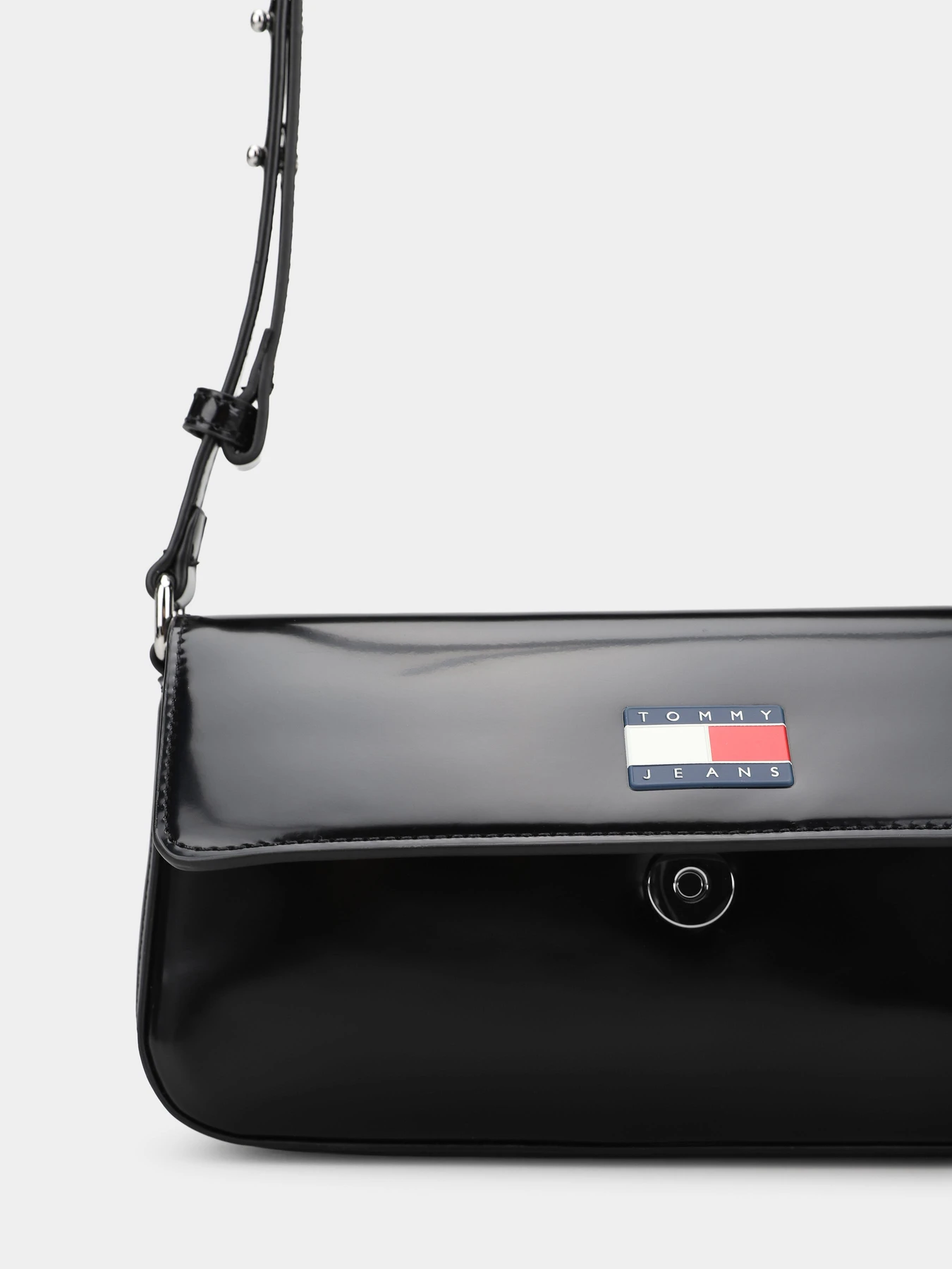 Сумки Tommy Hilfiger TJW MUST FLAP CROSSOVER модель AW0AW18080-BDS Сумки Tommy Hilfiger TJW MUST FLAP CROSSOVER модель AW0AW18080-BDS Фото