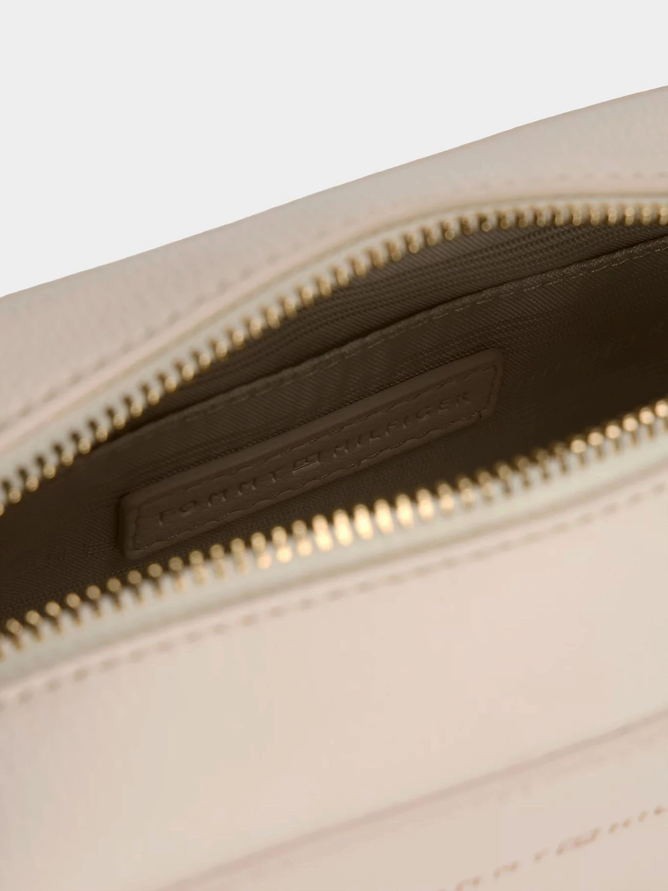 Сумки Tommy Hilfiger TH LOGO CAMERA BAG модель AW0AW18115-AEO Сумки Tommy Hilfiger TH LOGO CAMERA BAG модель AW0AW18115-AEO Фото