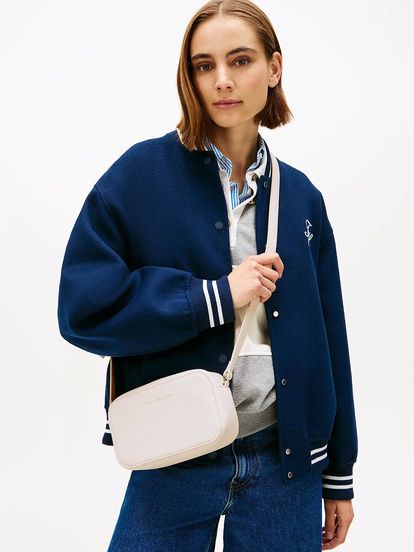 Сумки Tommy Hilfiger TH LOGO CAMERA BAG модель AW0AW18115-AEO Сумки Tommy Hilfiger TH LOGO CAMERA BAG модель AW0AW18115-AEO Фото
