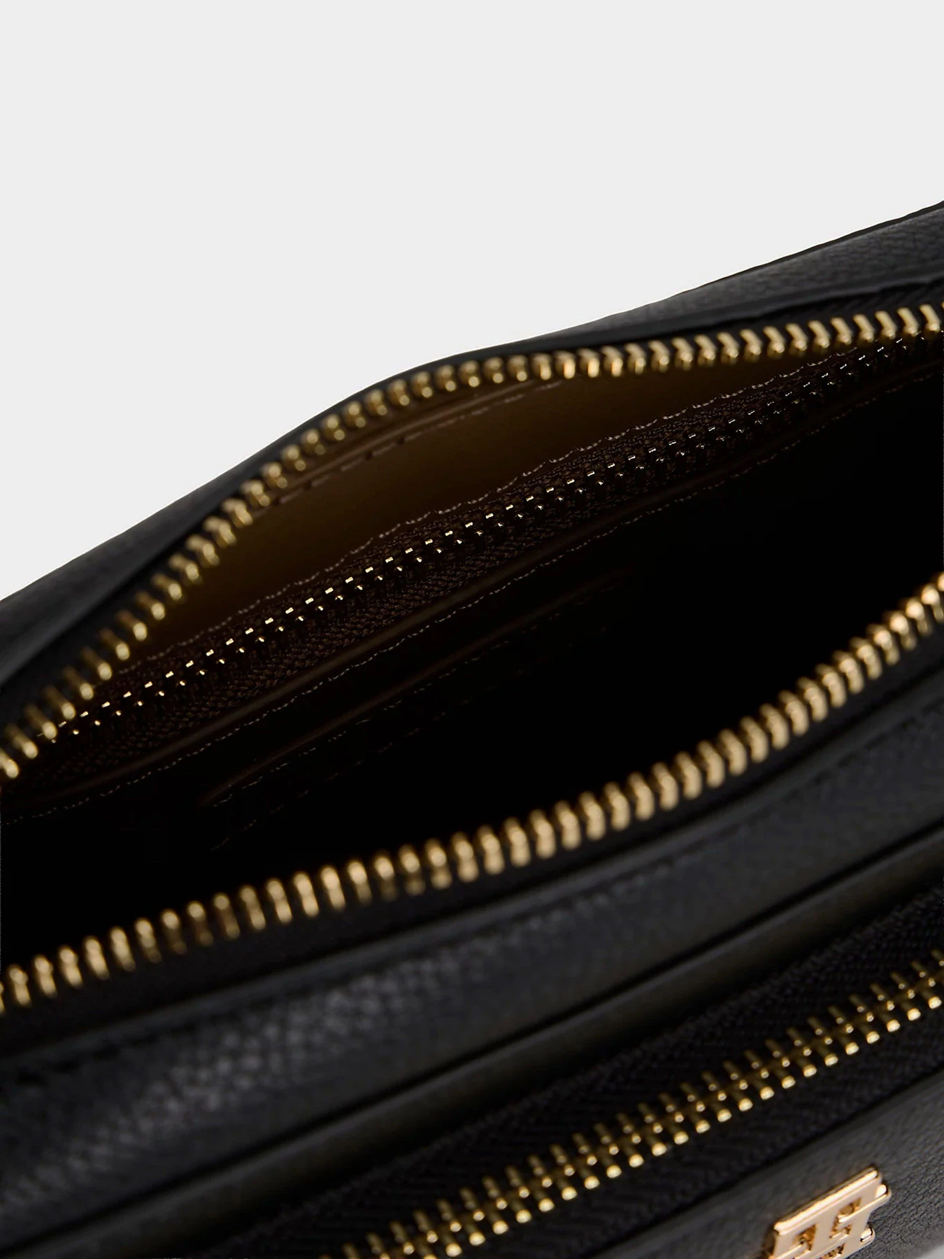 Сумки Tommy Hilfiger TH ICON CAMERA BAG модель AW0AW18120-BDS Сумки Tommy Hilfiger TH ICON CAMERA BAG модель AW0AW18120-BDS Фото