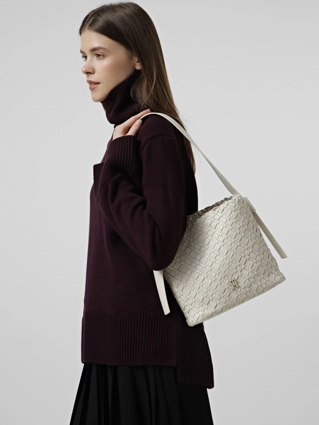 Сумки Tommy Hilfiger TH BRAIDED SHOULDER BAG модель AW0AW18160-AEO Сумки Tommy Hilfiger TH BRAIDED SHOULDER BAG модель AW0AW18160-AEO Фото