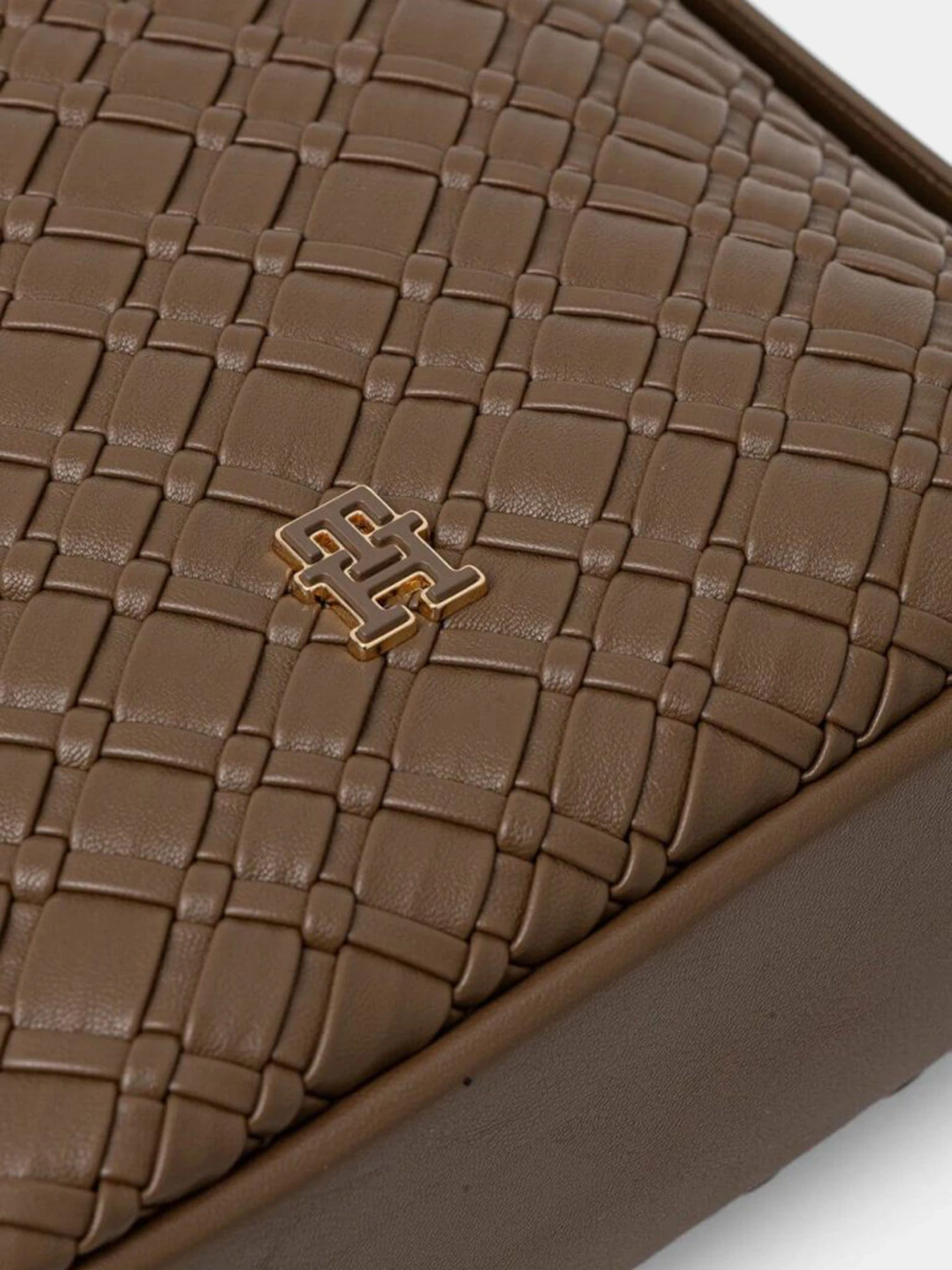 Сумки Tommy Hilfiger TH BRAIDED SHOULDER BAG модель AW0AW18160-R07 Сумки Tommy Hilfiger TH BRAIDED SHOULDER BAG модель AW0AW18160-R07 Фото
