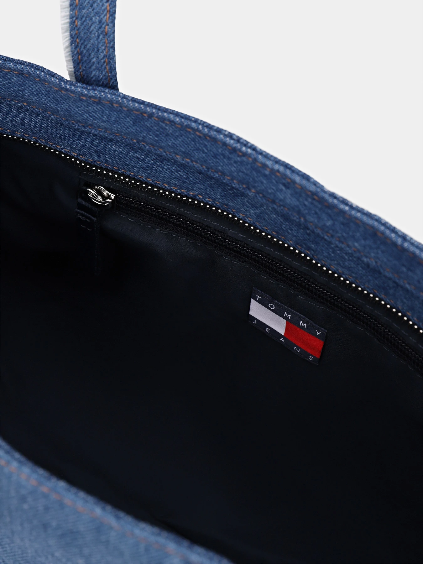 Сумки Tommy Hilfiger TJW COOL DENIM TOTE модель AW0AW18576-1A7 Сумки Tommy Hilfiger TJW COOL DENIM TOTE модель AW0AW18576-1A7 Фото