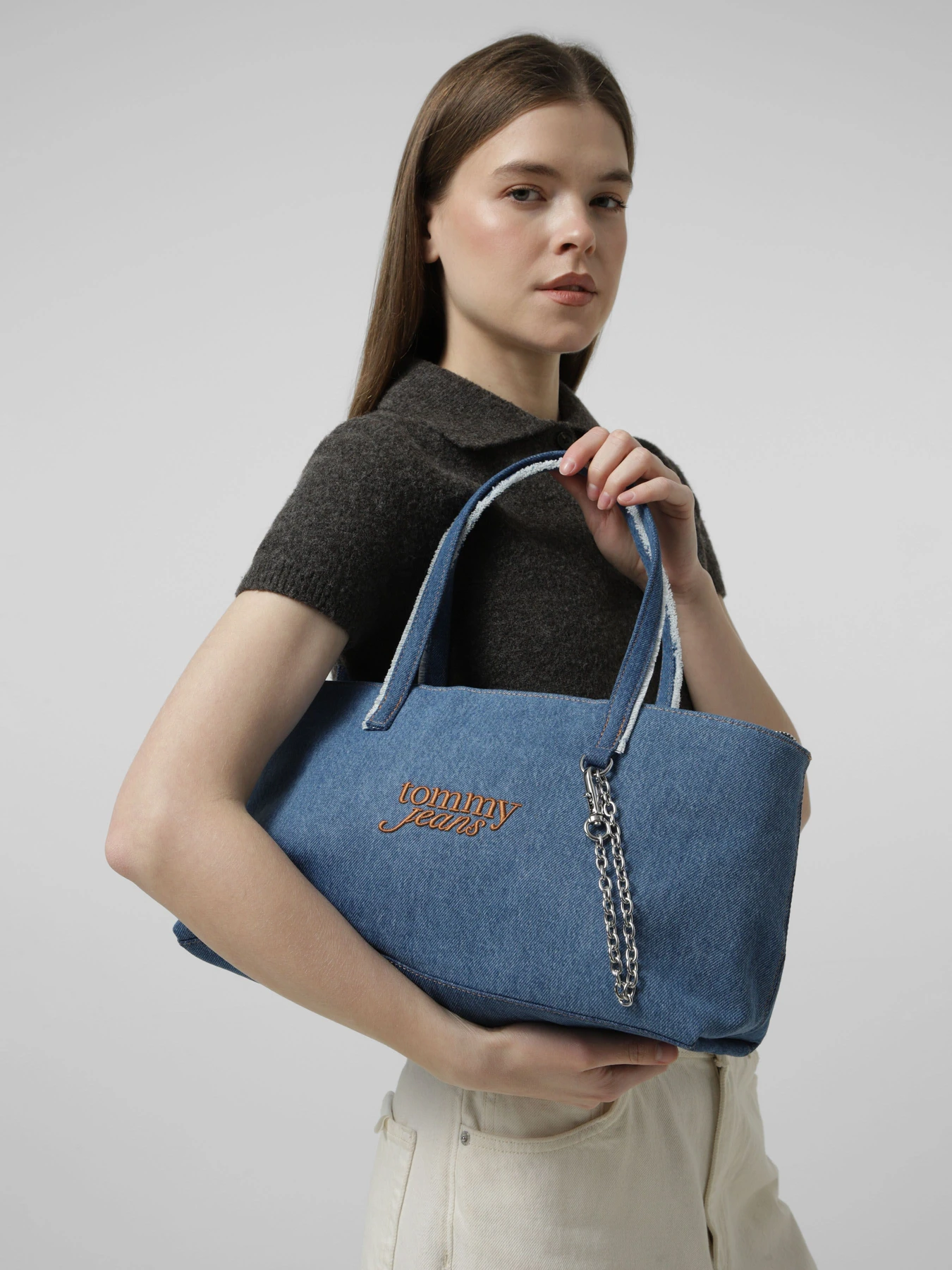 Сумки Tommy Hilfiger TJW COOL DENIM TOTE модель AW0AW18576-1A7 Сумки Tommy Hilfiger TJW COOL DENIM TOTE модель AW0AW18576-1A7 Фото