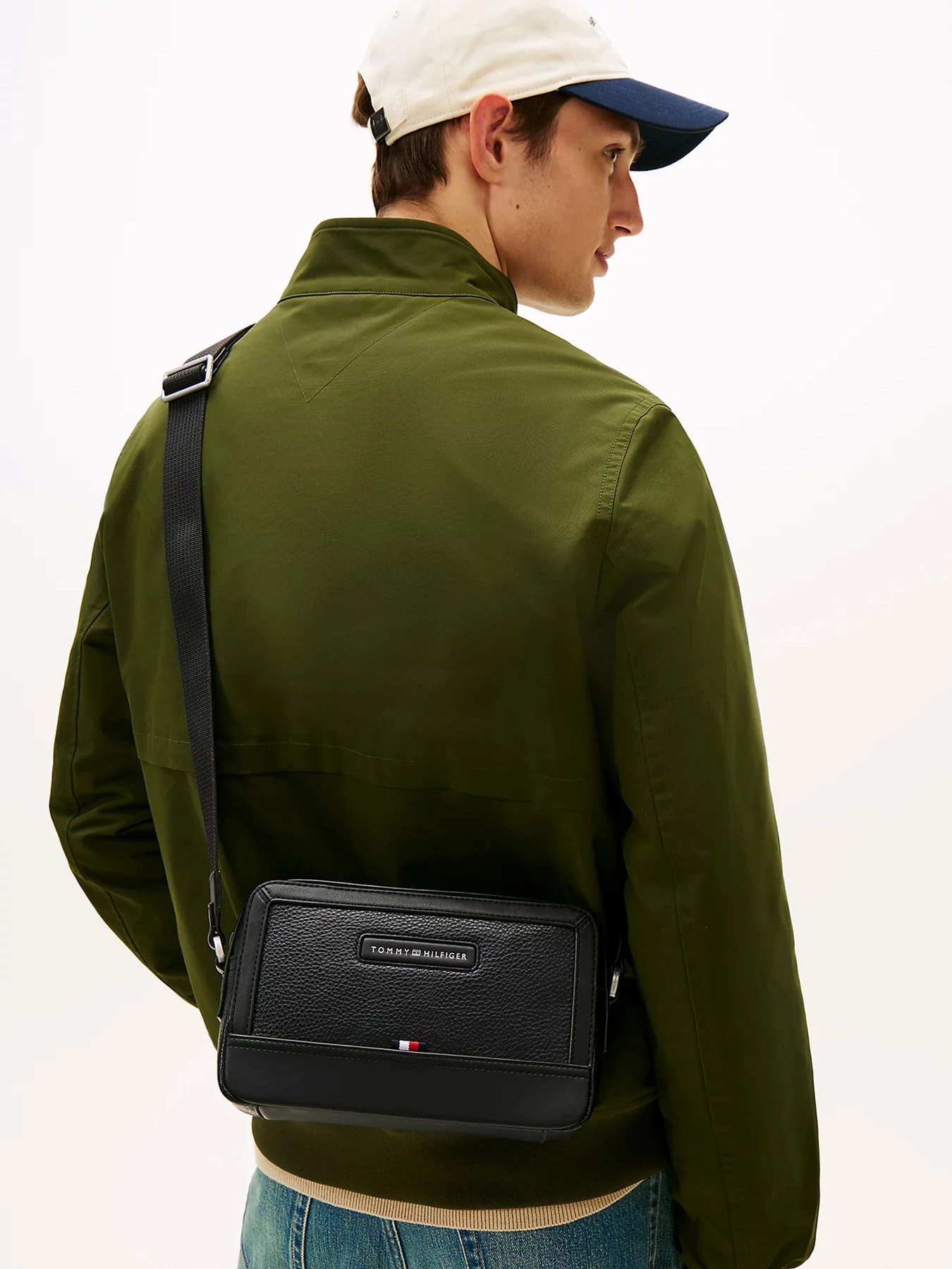 Сумки Tommy Hilfiger TH CENTRAL EW REPORTER модель AM0AM14030-BDS Сумки Tommy Hilfiger TH CENTRAL EW REPORTER модель AM0AM14030-BDS Фото