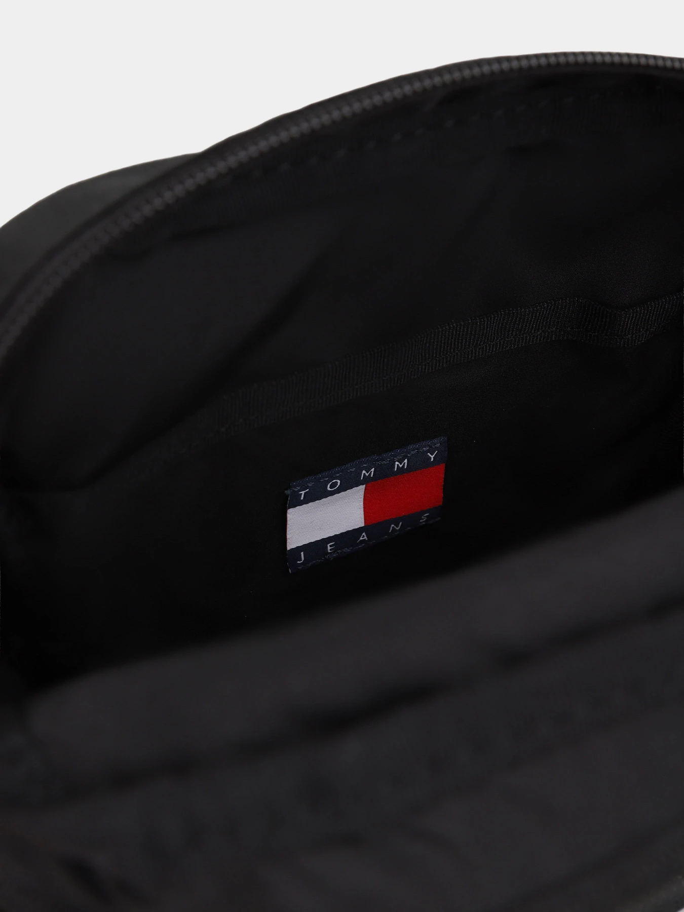 Сумки Tommy Hilfiger TJM ESS DAILY RIPSTOP REPORTER модель AM0AM14211-BDS Сумки Tommy Hilfiger TJM ESS DAILY RIPSTOP REPORTER модель AM0AM14211-BDS Фото