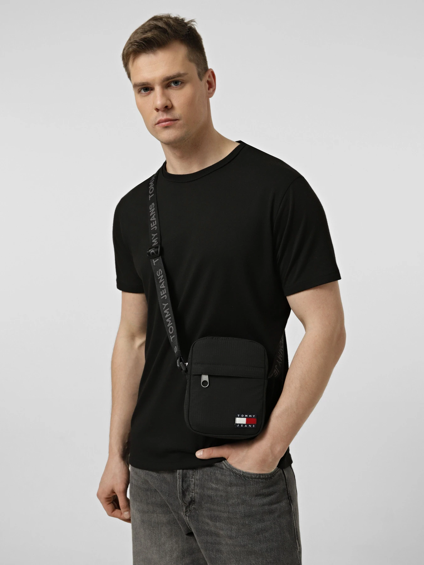 Сумки Tommy Hilfiger TJM ESS DAILY RIPSTOP REPORTER модель AM0AM14211-BDS Сумки Tommy Hilfiger TJM ESS DAILY RIPSTOP REPORTER модель AM0AM14211-BDS Фото