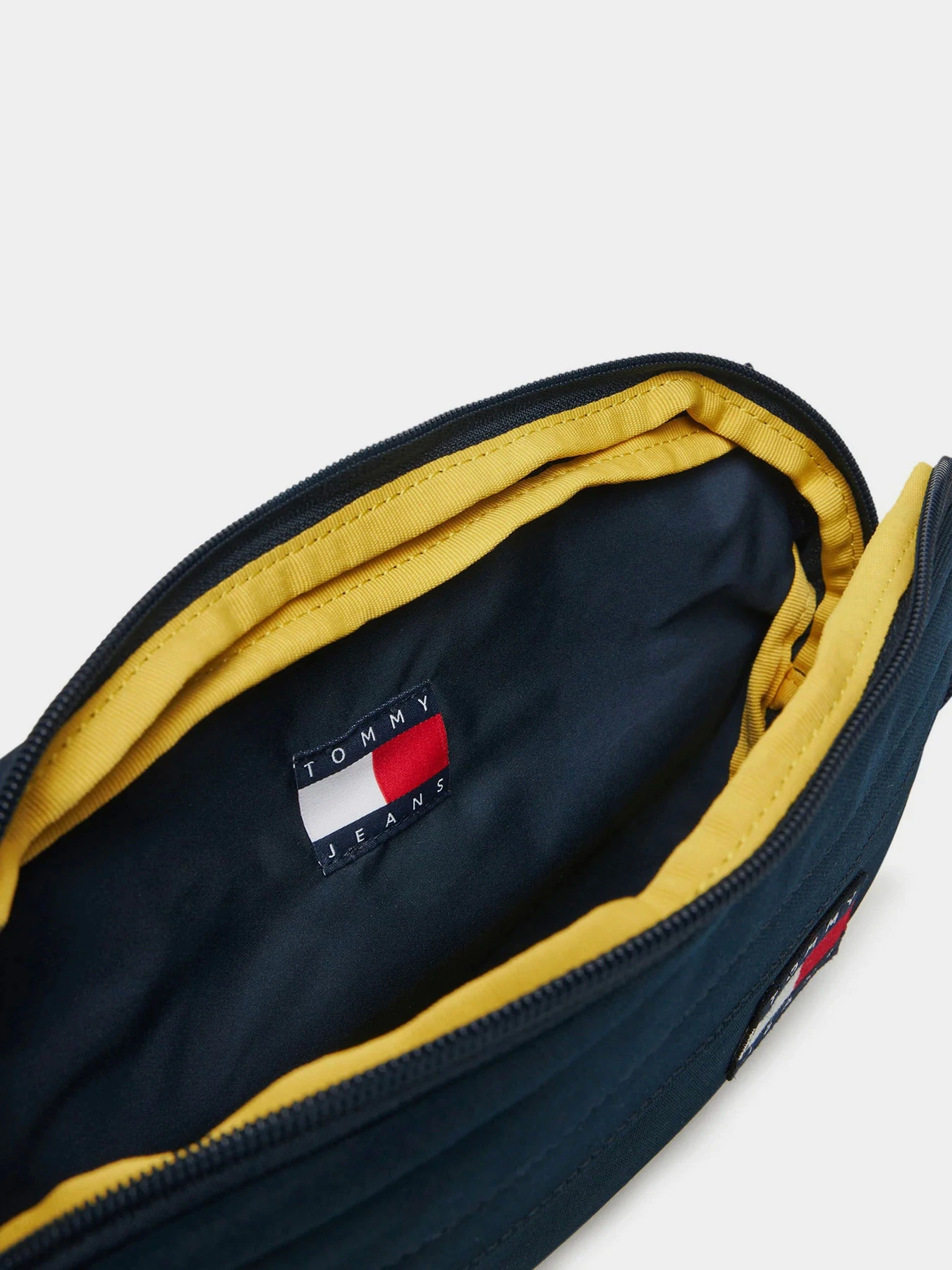 Сумки Tommy Hilfiger TJM ESS DAILY BUMBAG модель AM0AM13701-C1G Фото