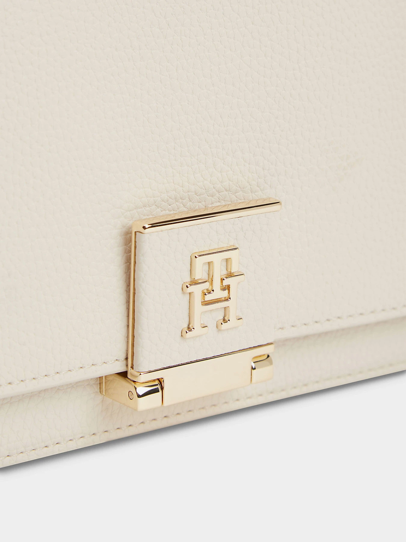 Сумки Tommy Hilfiger TH HER MED CROSSOVER модель AW0AW17216-AEO Сумки Tommy Hilfiger TH HER MED CROSSOVER модель AW0AW17216-AEO Фото