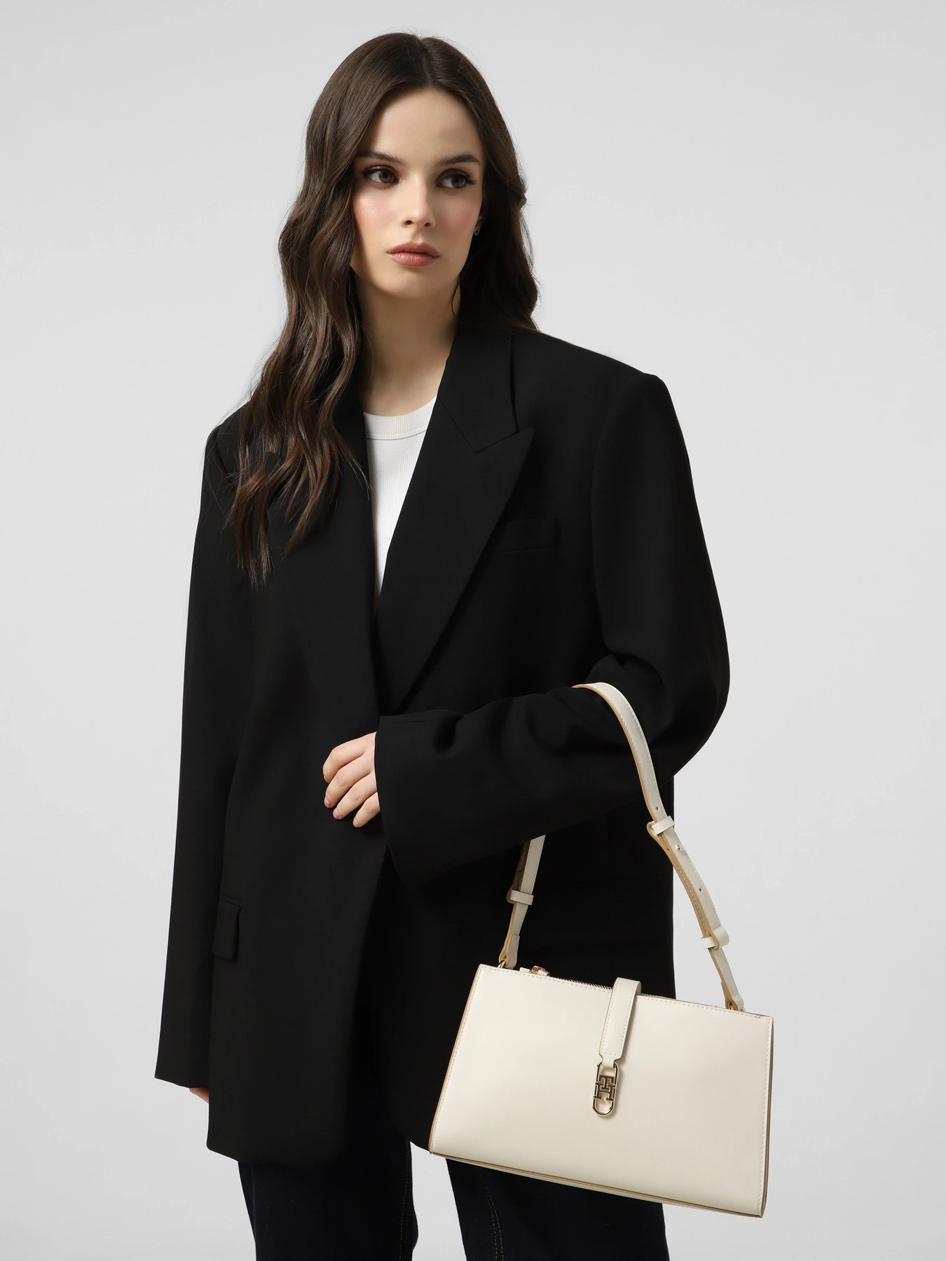 Сумки Tommy Hilfiger TH LIBRE SHOULDER BAG модель AW0AW17718-AEO Фото