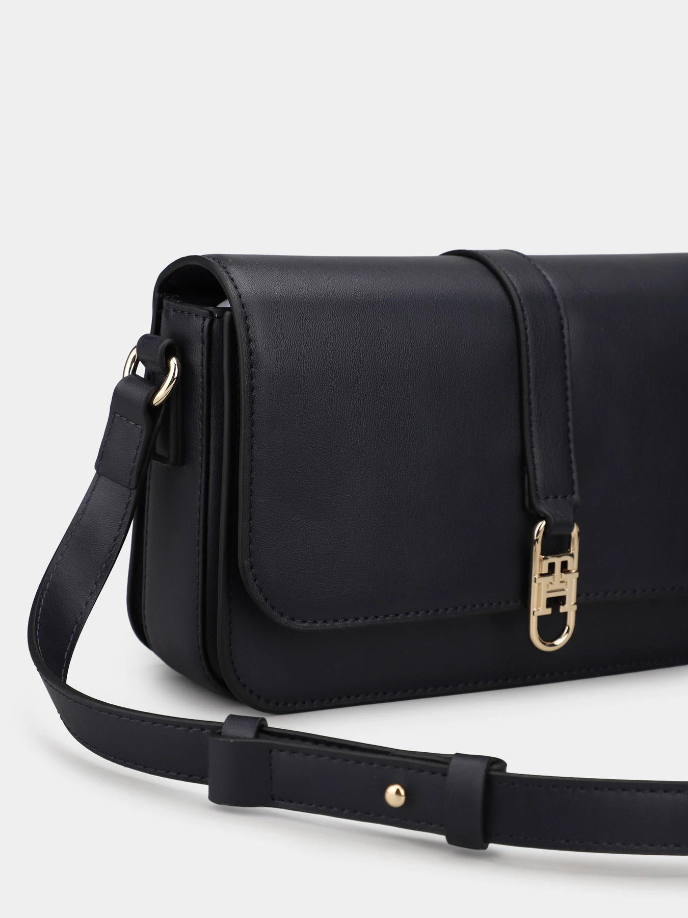 Сумки Tommy Hilfiger TH LIBRE FLAP CROSSOVER модель AW0AW17723-DW6 Сумки Tommy Hilfiger TH LIBRE FLAP CROSSOVER модель AW0AW17723-DW6 Фото