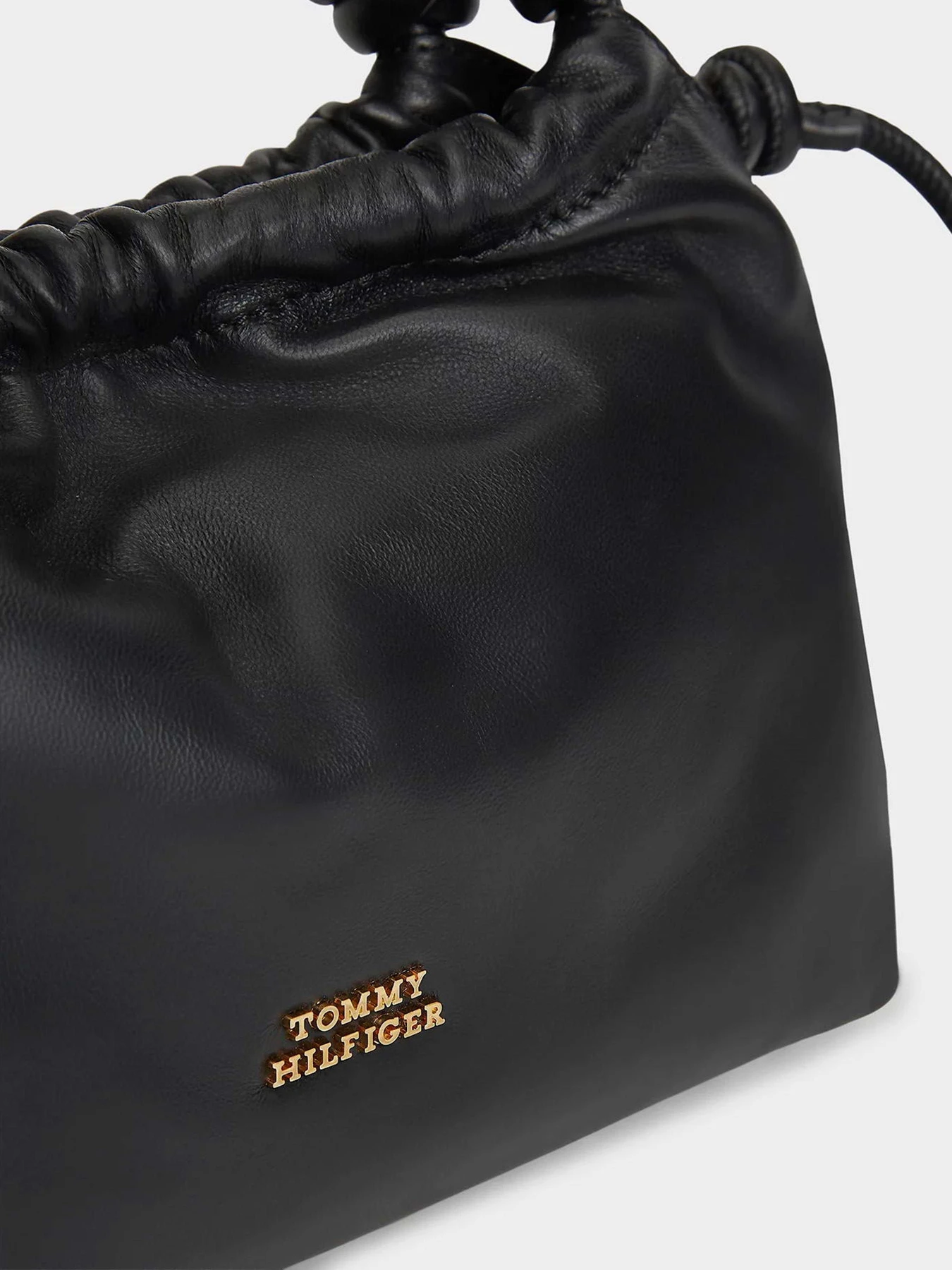Сумки Tommy Hilfiger TH SOFT LEATHER MED CROSSOVER модель AW0AW18369-BDS Сумки Tommy Hilfiger TH SOFT LEATHER MED CROSSOVER модель AW0AW18369-BDS Фото