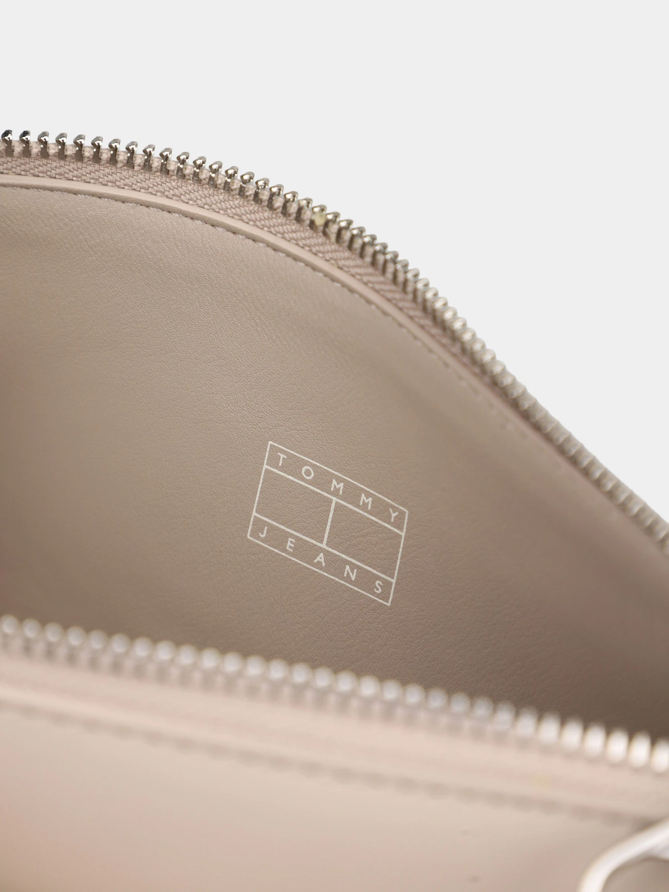 Сумки Tommy Hilfiger TJW MUST SHOULDER BAG модель AW0AW18449-AEP Сумки Tommy Hilfiger TJW MUST SHOULDER BAG модель AW0AW18449-AEP Фото