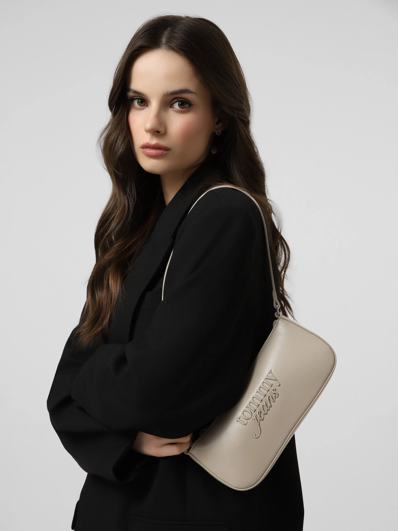 Сумки Tommy Hilfiger TJW MUST SHOULDER BAG модель AW0AW18449-AEP Сумки Tommy Hilfiger TJW MUST SHOULDER BAG модель AW0AW18449-AEP Фото