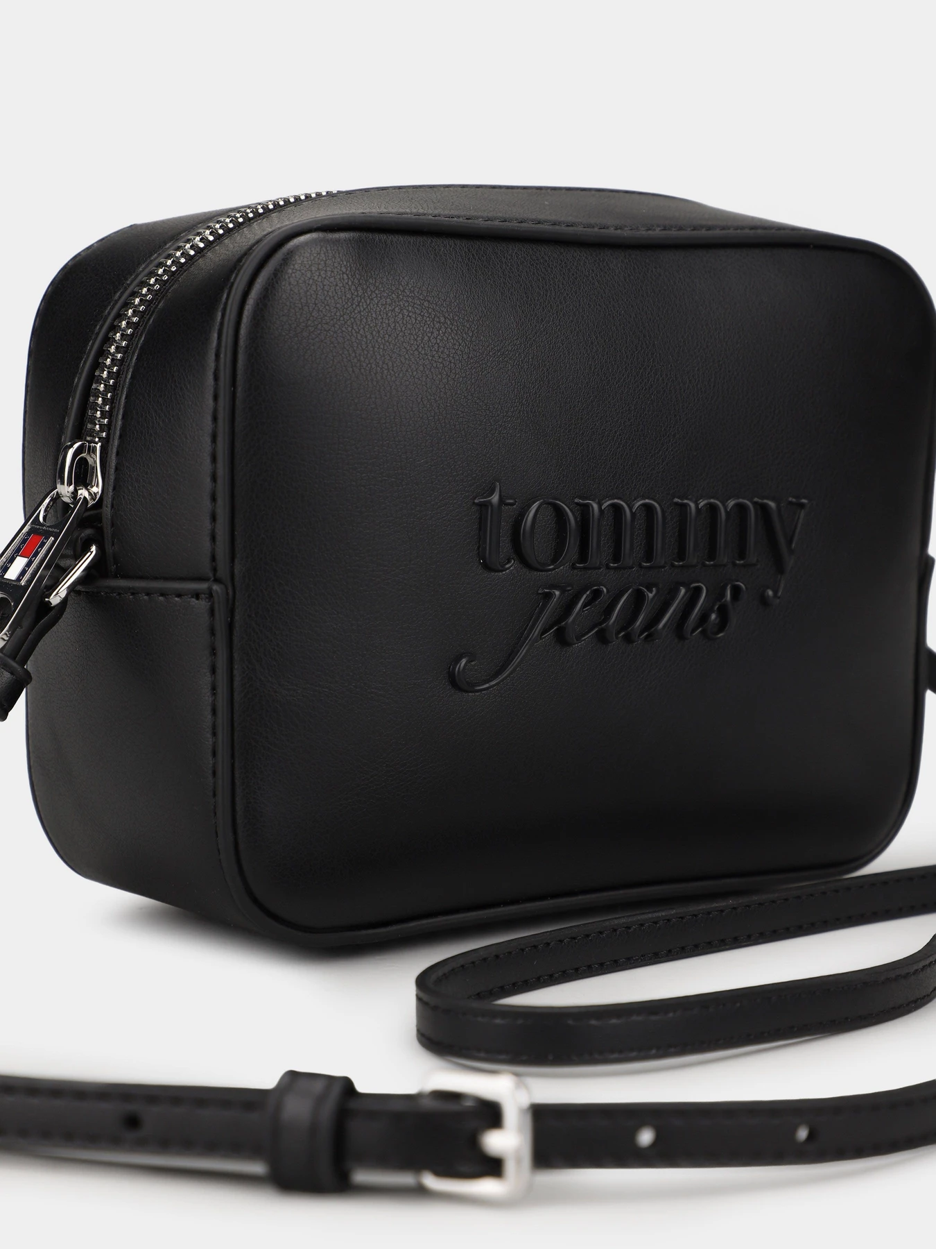 Сумки Tommy Hilfiger TJW MUST CAMERA BAG модель AW0AW18451-BDS Сумки Tommy Hilfiger TJW MUST CAMERA BAG модель AW0AW18451-BDS Фото