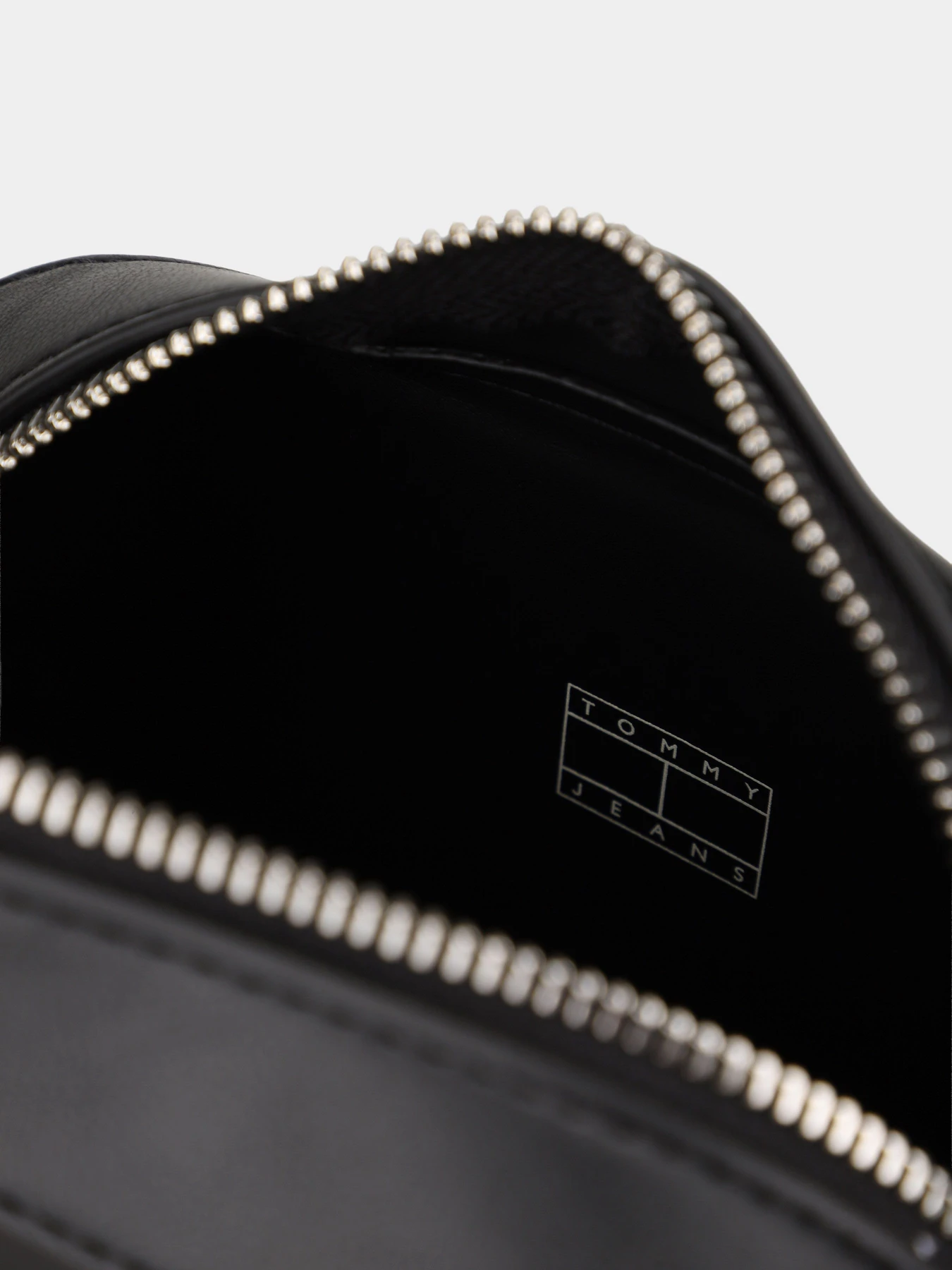 Сумки Tommy Hilfiger TJW MUST CAMERA BAG модель AW0AW18451-BDS Сумки Tommy Hilfiger TJW MUST CAMERA BAG модель AW0AW18451-BDS Фото