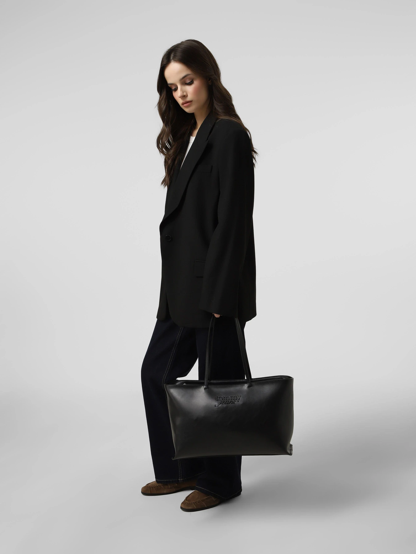 Сумки Tommy Hilfiger TJW MUST TOTE модель AW0AW18455-BDS Сумки Tommy Hilfiger TJW MUST TOTE модель AW0AW18455-BDS Фото