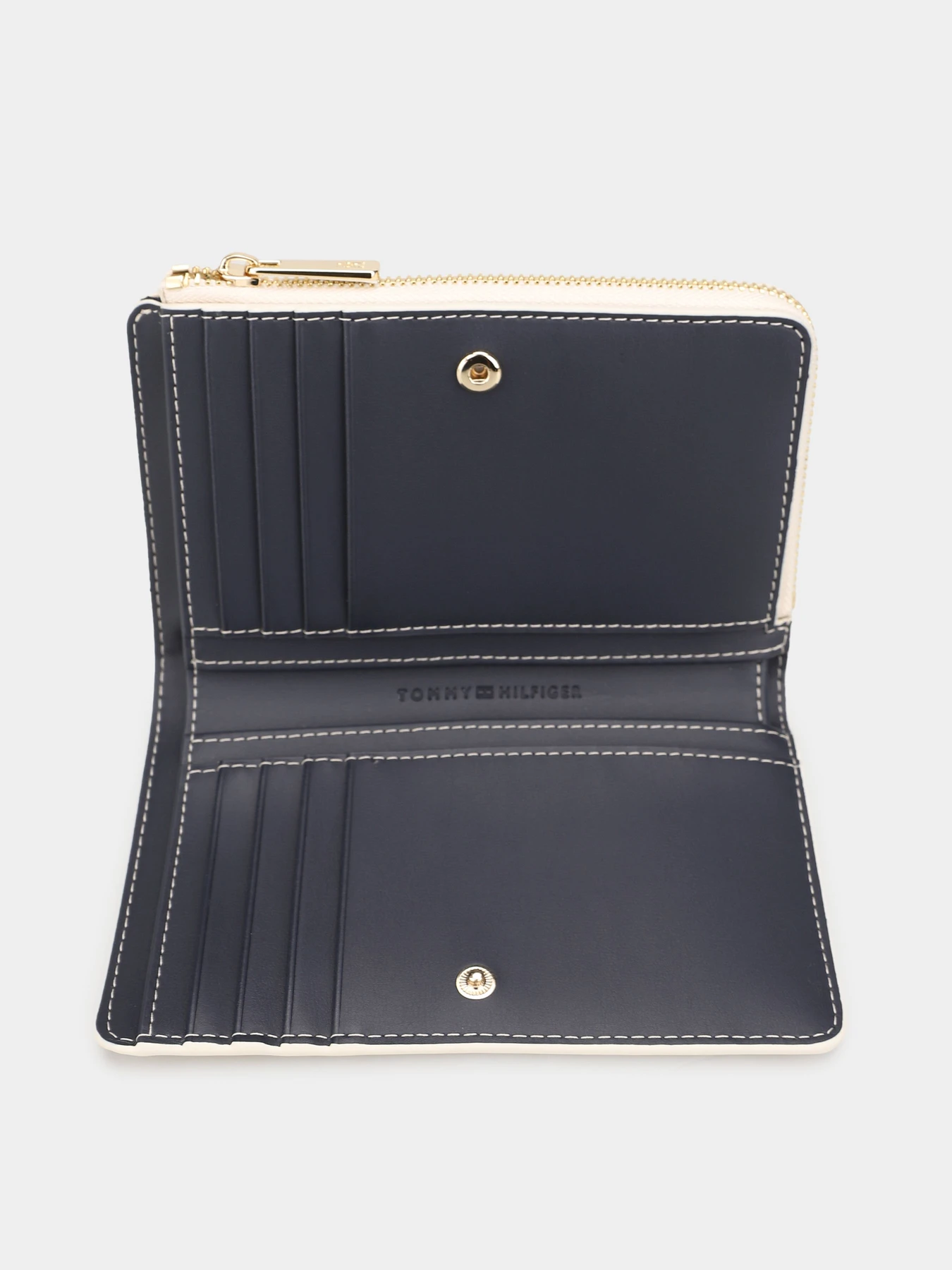 Кошельки Tommy Hilfiger TH ICON BIFOLD WALLET MONOPLAY модель AW0AW18594-0F4 Кошельки Tommy Hilfiger TH ICON BIFOLD WALLET MONOPLAY модель AW0AW18594-0F4 Фото