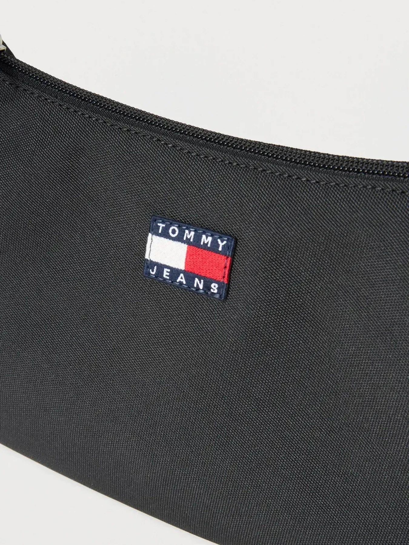 Сумки Tommy Hilfiger модель AW0AW18768-BDS Сумки Tommy Hilfiger модель AW0AW18768-BDS Фото