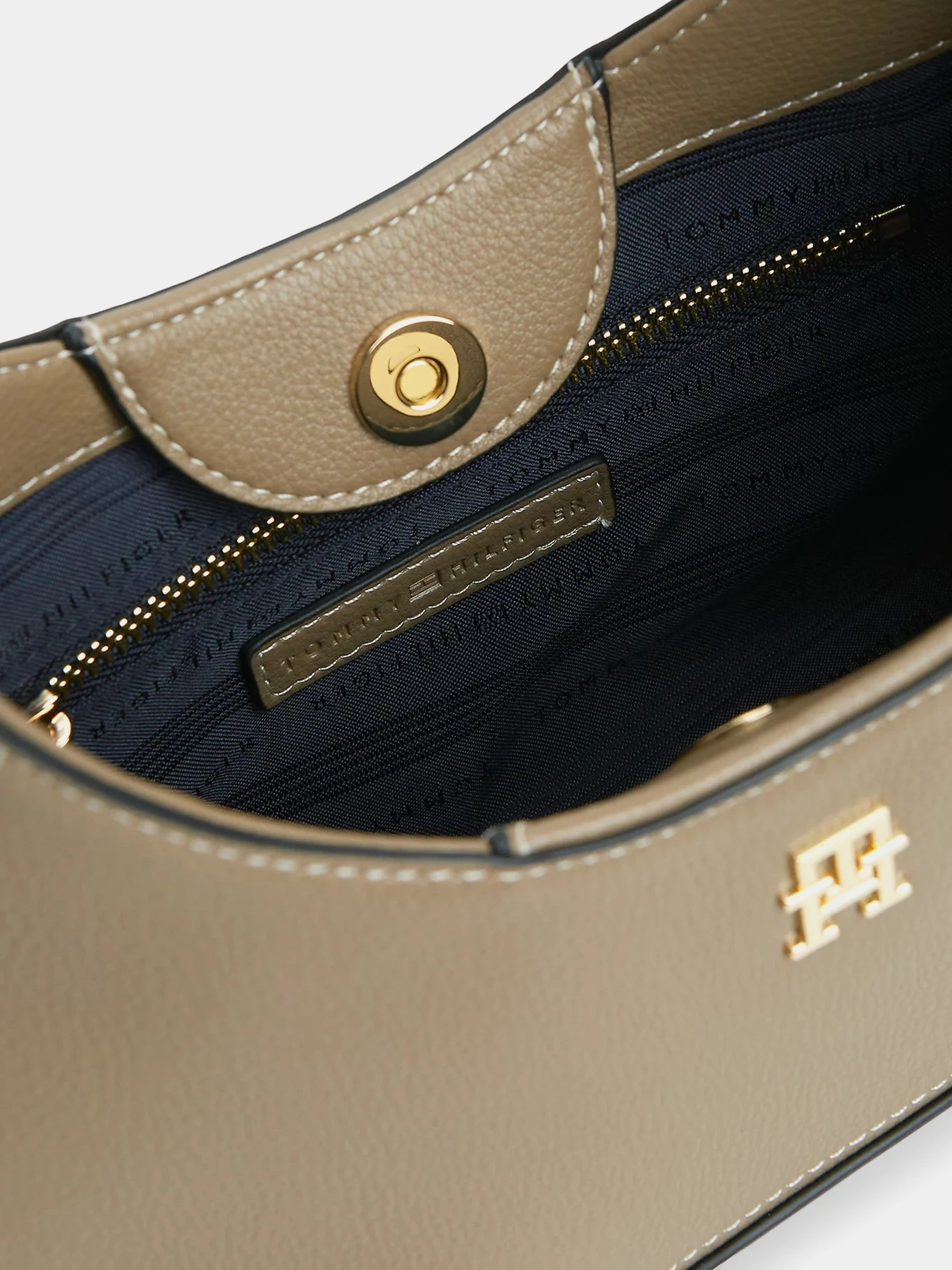 Сумки Tommy Hilfiger модель AW0AW19185-R06 Сумки Tommy Hilfiger модель AW0AW19185-R06 Фото