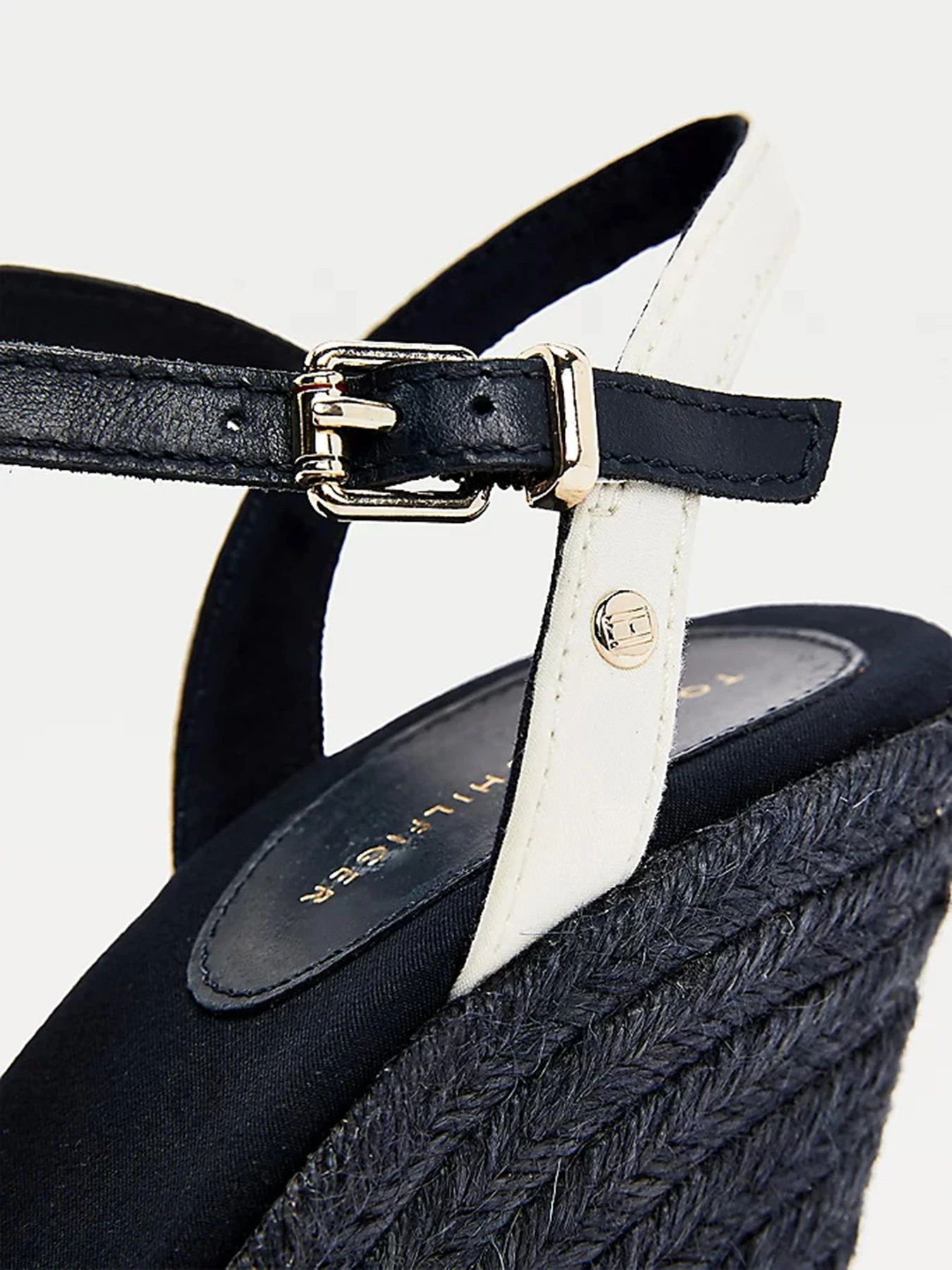 Босоножки Tommy Hilfiger модель FW0FW04786-0GY Босоножки Tommy Hilfiger модель FW0FW04786-0GY Фото