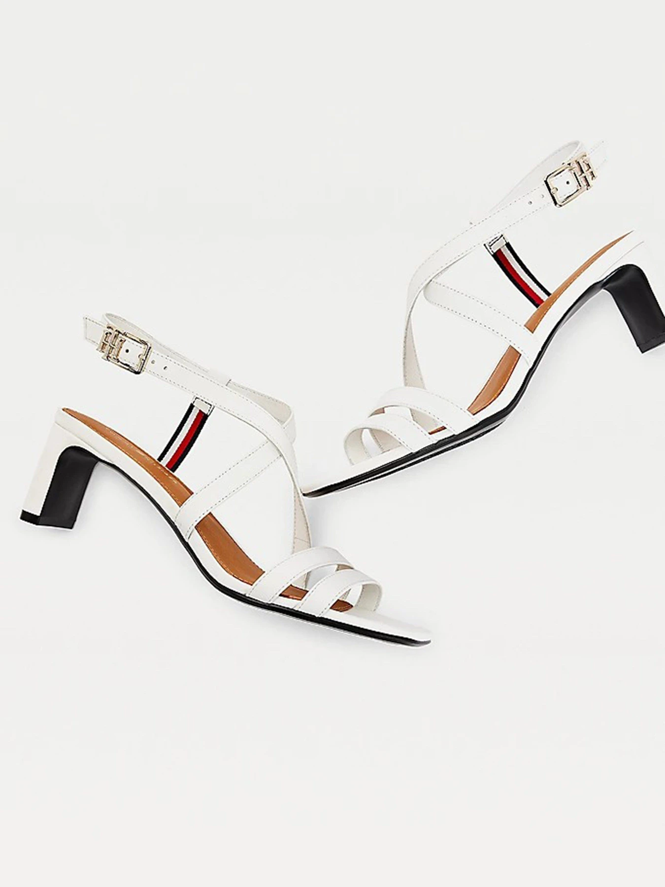 Босоножки Tommy Hilfiger модель FW0FW05600-YBL Босоножки Tommy Hilfiger модель FW0FW05600-YBL Фото