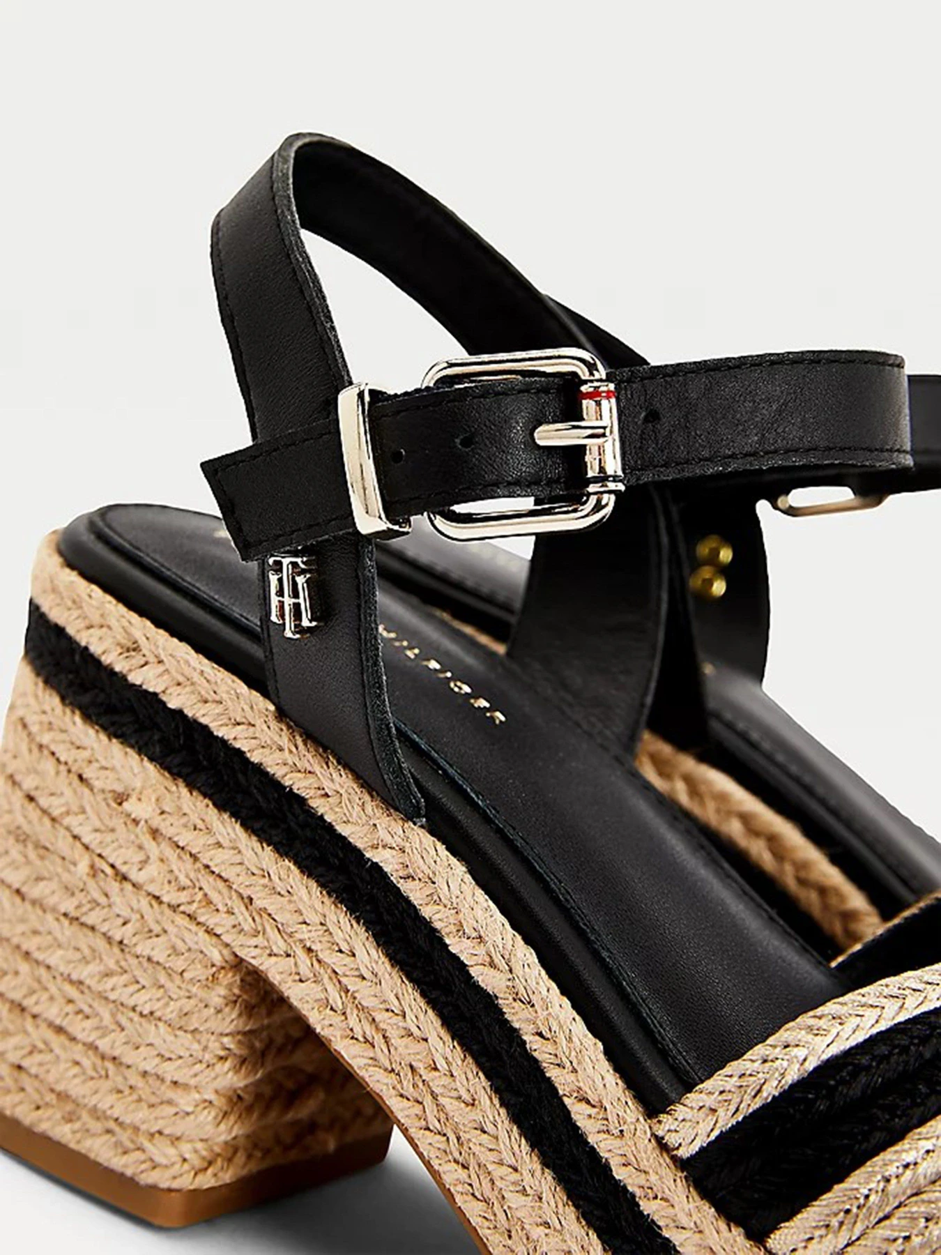 Босоножки Tommy Hilfiger модель FW0FW05611-BDS Босоножки Tommy Hilfiger модель FW0FW05611-BDS Фото