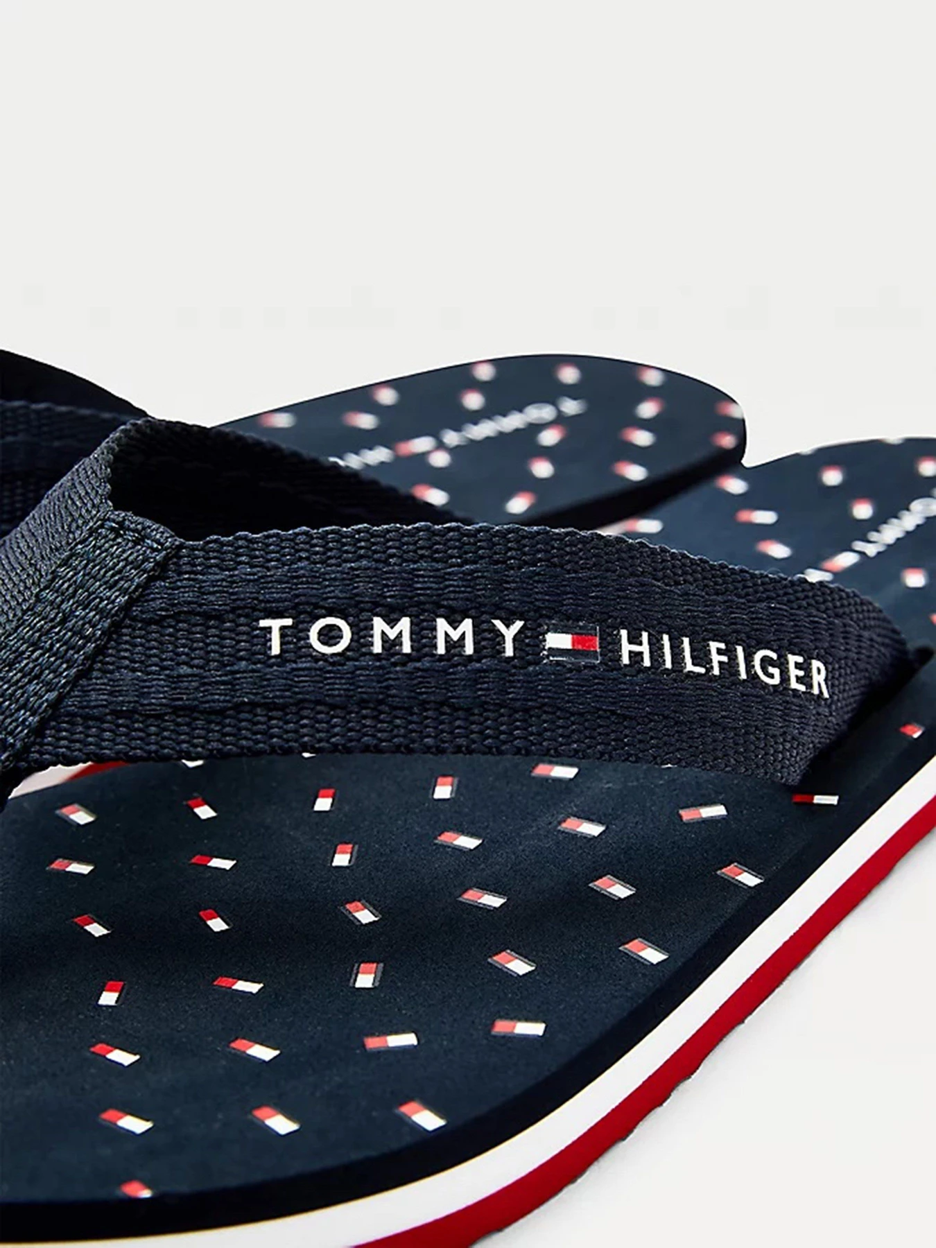 Шлёпанцы Tommy Hilfiger модель FW0FW05663-DW5 Шлёпанцы Tommy Hilfiger модель FW0FW05663-DW5 Фото
