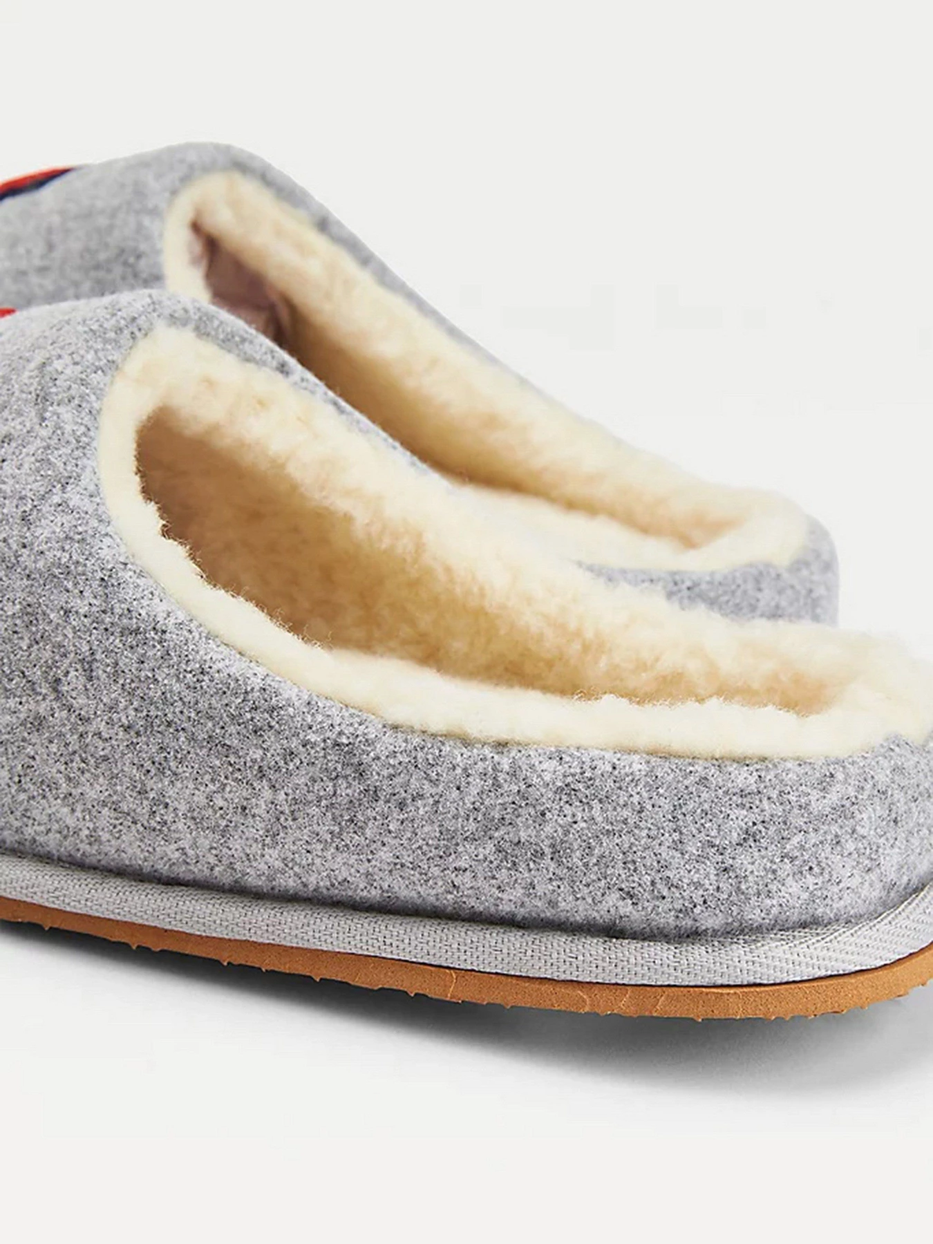 Тапки Tommy Hilfiger модель FW0FW05429-0IM Тапки Tommy Hilfiger модель FW0FW05429-0IM Фото