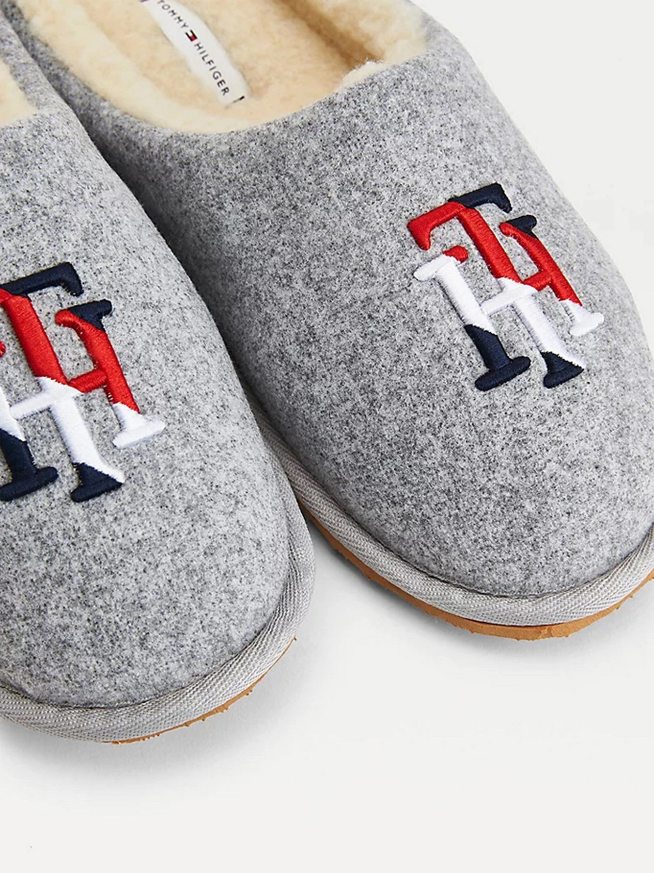 Тапки Tommy Hilfiger модель FW0FW05429-0IM Тапки Tommy Hilfiger модель FW0FW05429-0IM Фото