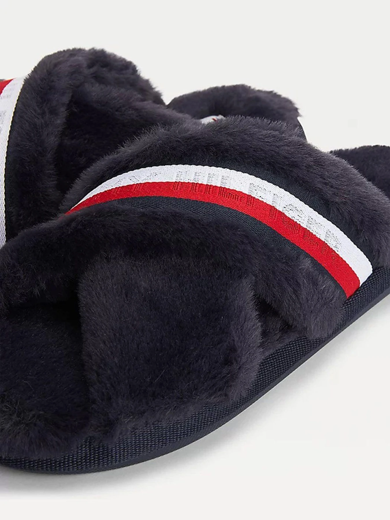 Тапки Tommy Hilfiger модель FW0FW06314-0GY Тапки Tommy Hilfiger модель FW0FW06314-0GY Фото