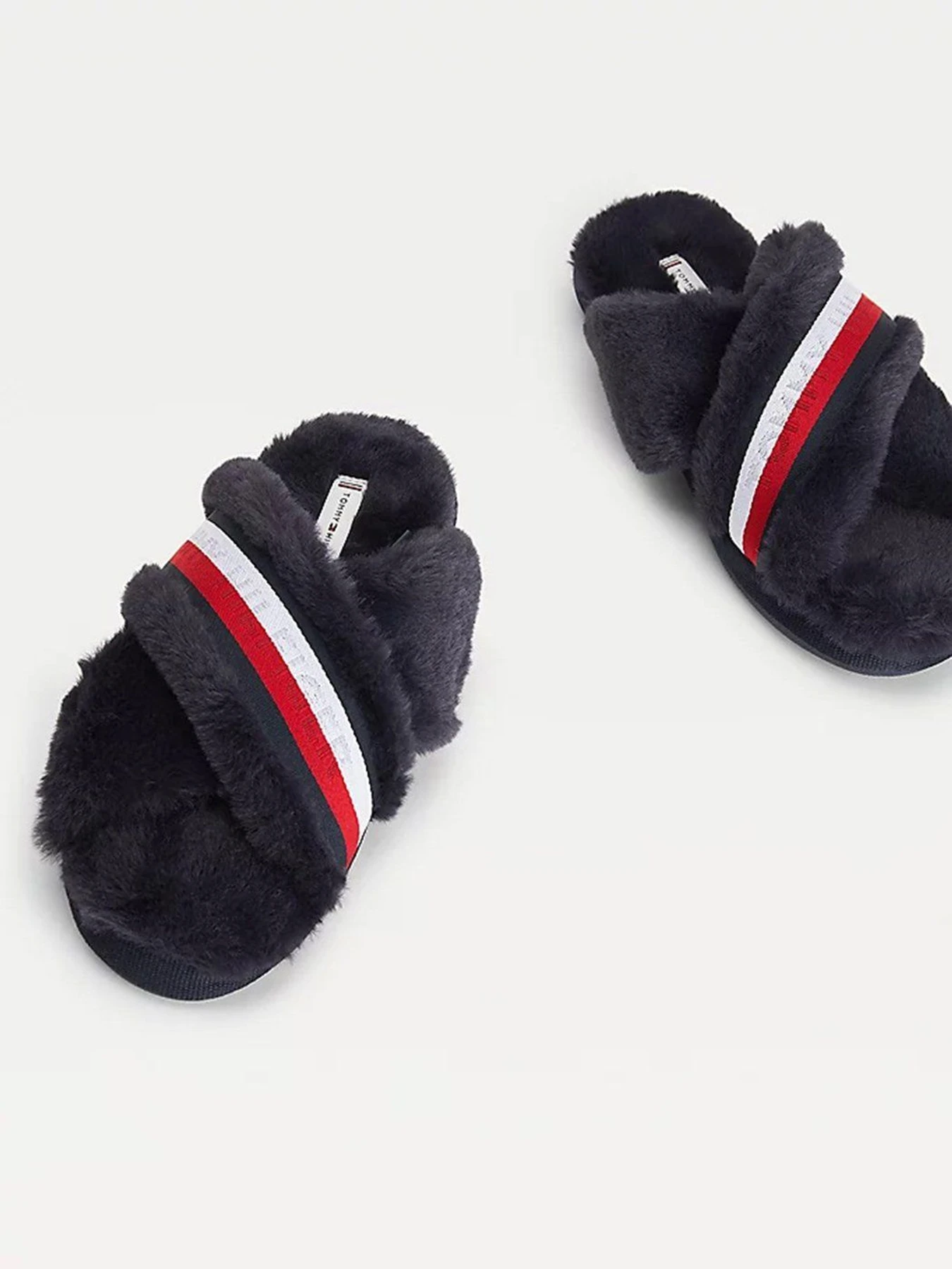 Тапки Tommy Hilfiger модель FW0FW06314-0GY Тапки Tommy Hilfiger модель FW0FW06314-0GY Фото