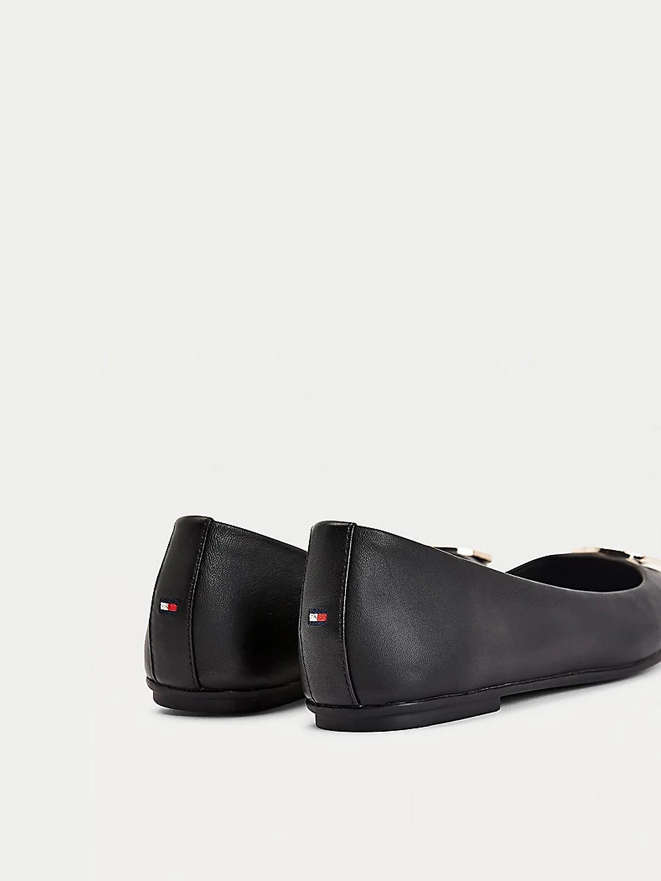 Туфли и лоферы Tommy Hilfiger ESSENTIAL LEATHER BALLERINAS модель FW0FW05782-BDS Туфли и лоферы Tommy Hilfiger ESSENTIAL LEATHER BALLERINAS модель FW0FW05782-BDS Фото