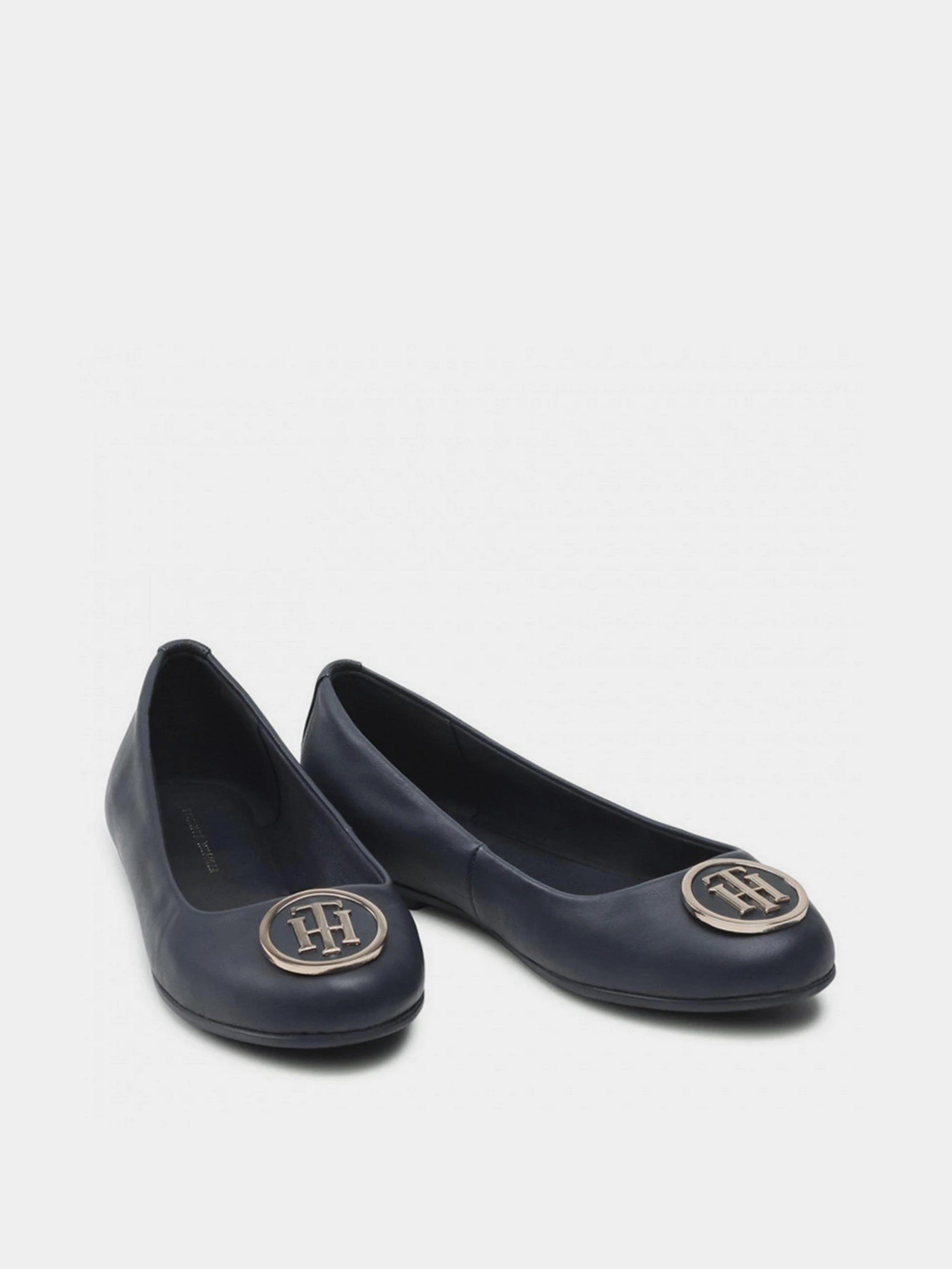 Туфли и лоферы Tommy Hilfiger ESSENTIAL LEATHER BALLERINAS модель FW0FW05782-DW5 Туфли и лоферы Tommy Hilfiger ESSENTIAL LEATHER BALLERINAS модель FW0FW05782-DW5 Фото