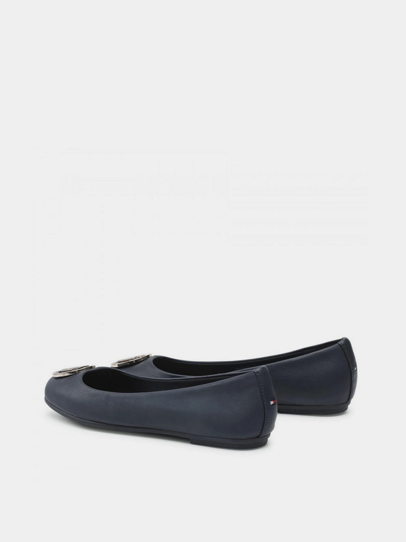 Туфли и лоферы Tommy Hilfiger ESSENTIAL LEATHER BALLERINAS модель FW0FW05782-DW5 Туфли и лоферы Tommy Hilfiger ESSENTIAL LEATHER BALLERINAS модель FW0FW05782-DW5 Фото