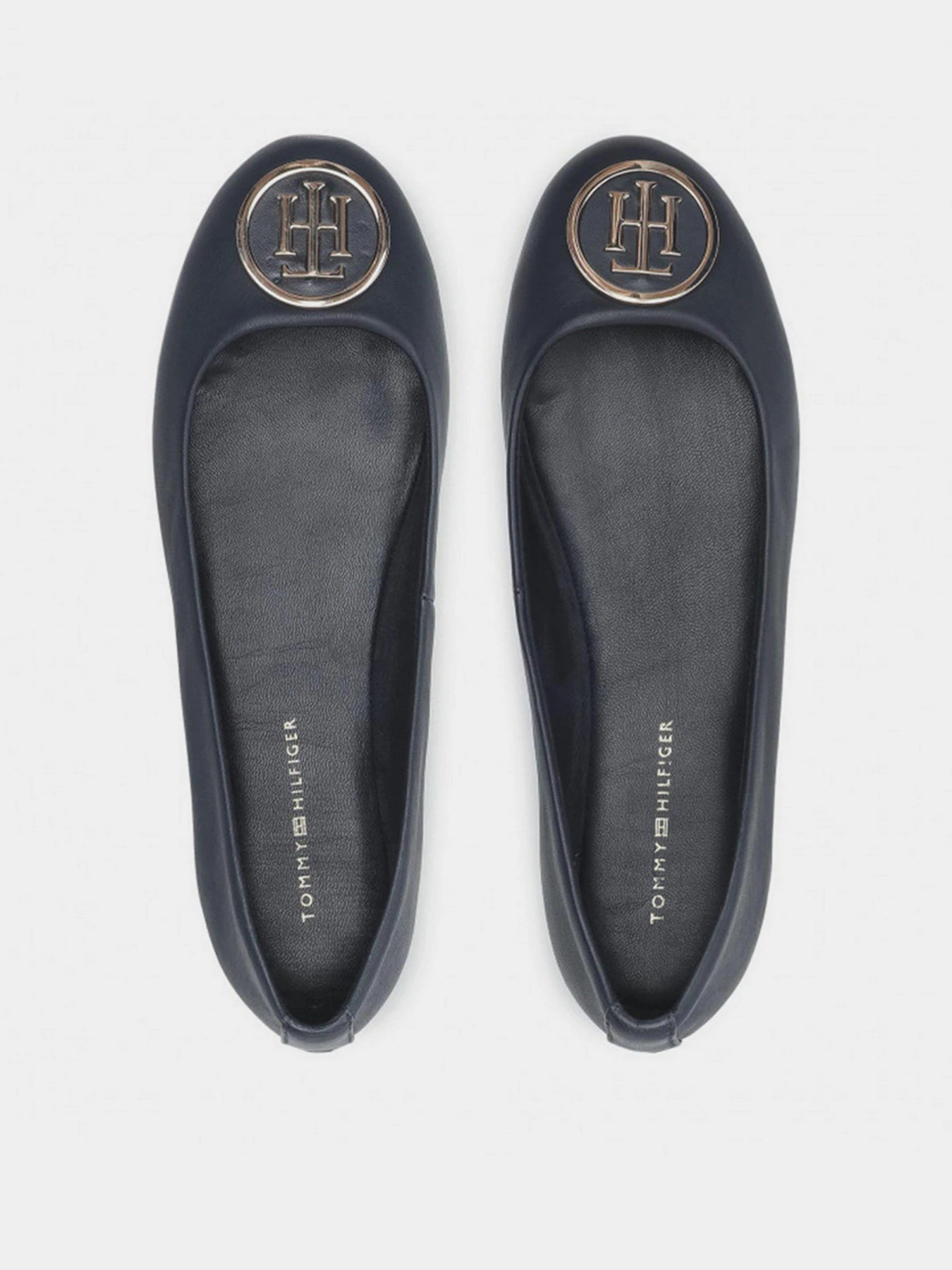Туфли и лоферы Tommy Hilfiger ESSENTIAL LEATHER BALLERINAS модель FW0FW05782-DW5 Туфли и лоферы Tommy Hilfiger ESSENTIAL LEATHER BALLERINAS модель FW0FW05782-DW5 Фото