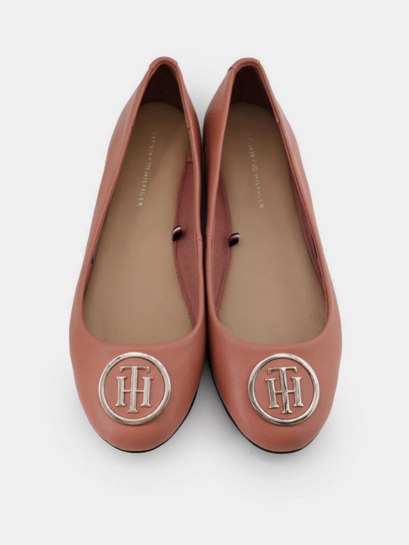 Туфли и лоферы Tommy Hilfiger ESSENTIAL LEATHER BALLERINAS модель FW0FW05782-SM8 Туфли и лоферы Tommy Hilfiger ESSENTIAL LEATHER BALLERINAS модель FW0FW05782-SM8 Фото