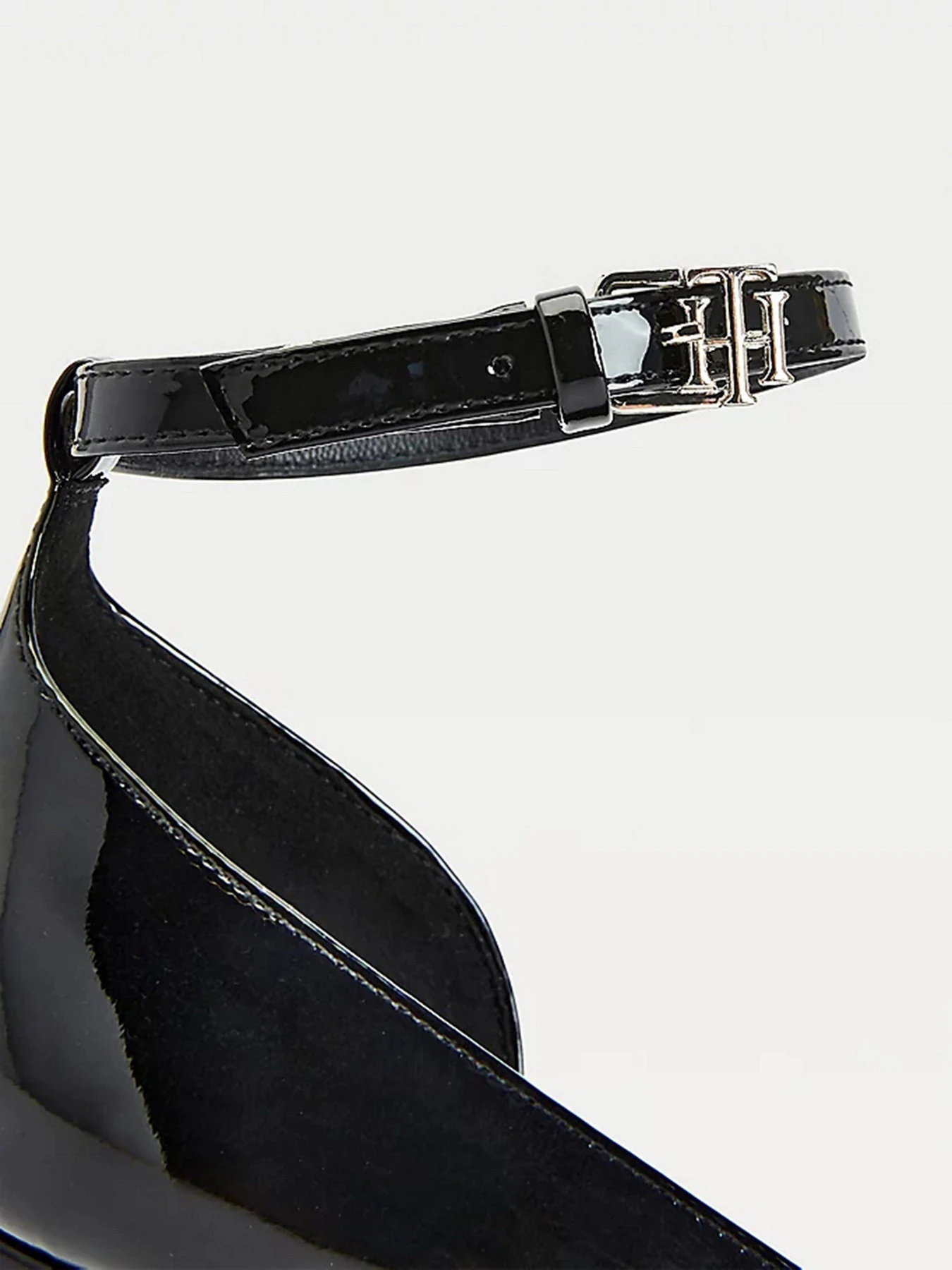 Туфли и лоферы Tommy Hilfiger ESSENTIAL PATENT COURT SHOES модель FW0FW05785-BDS Туфли и лоферы Tommy Hilfiger ESSENTIAL PATENT COURT SHOES модель FW0FW05785-BDS Фото