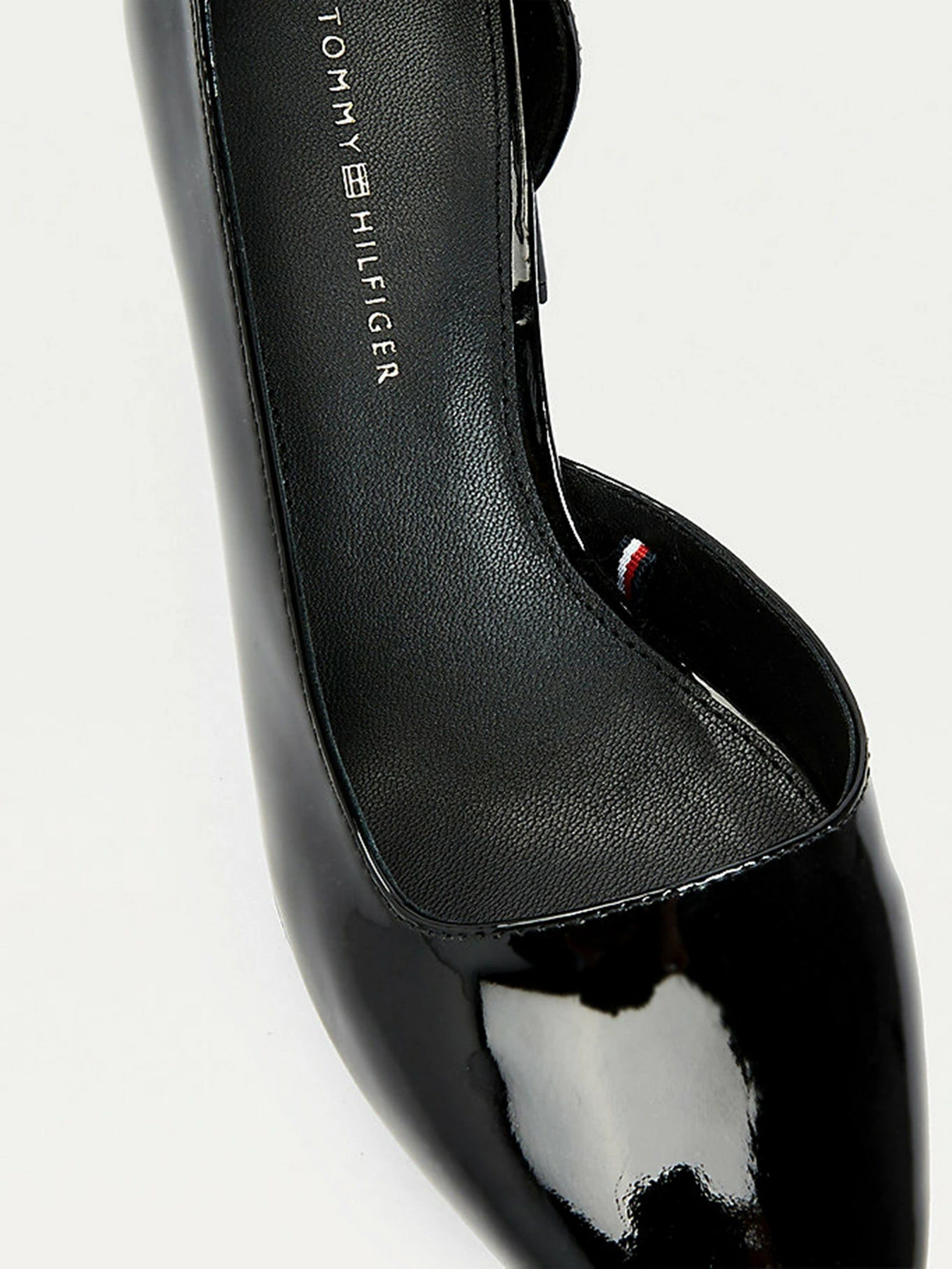 Туфли и лоферы Tommy Hilfiger ESSENTIAL PATENT COURT SHOES модель FW0FW05785-BDS Туфли и лоферы Tommy Hilfiger ESSENTIAL PATENT COURT SHOES модель FW0FW05785-BDS Фото