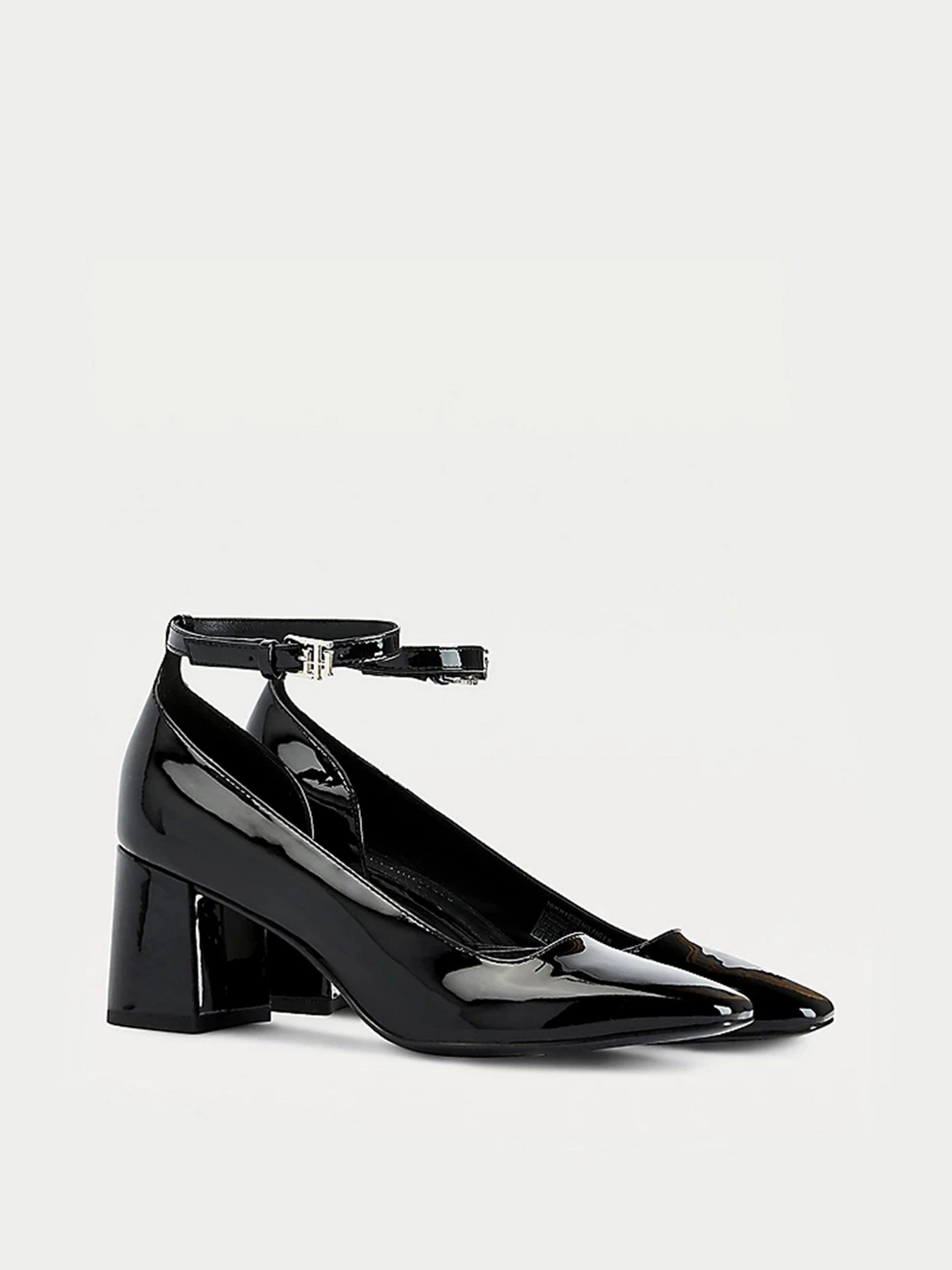Туфли и лоферы Tommy Hilfiger ESSENTIAL PATENT COURT SHOES модель FW0FW05785-BDS Туфли и лоферы Tommy Hilfiger ESSENTIAL PATENT COURT SHOES модель FW0FW05785-BDS Фото