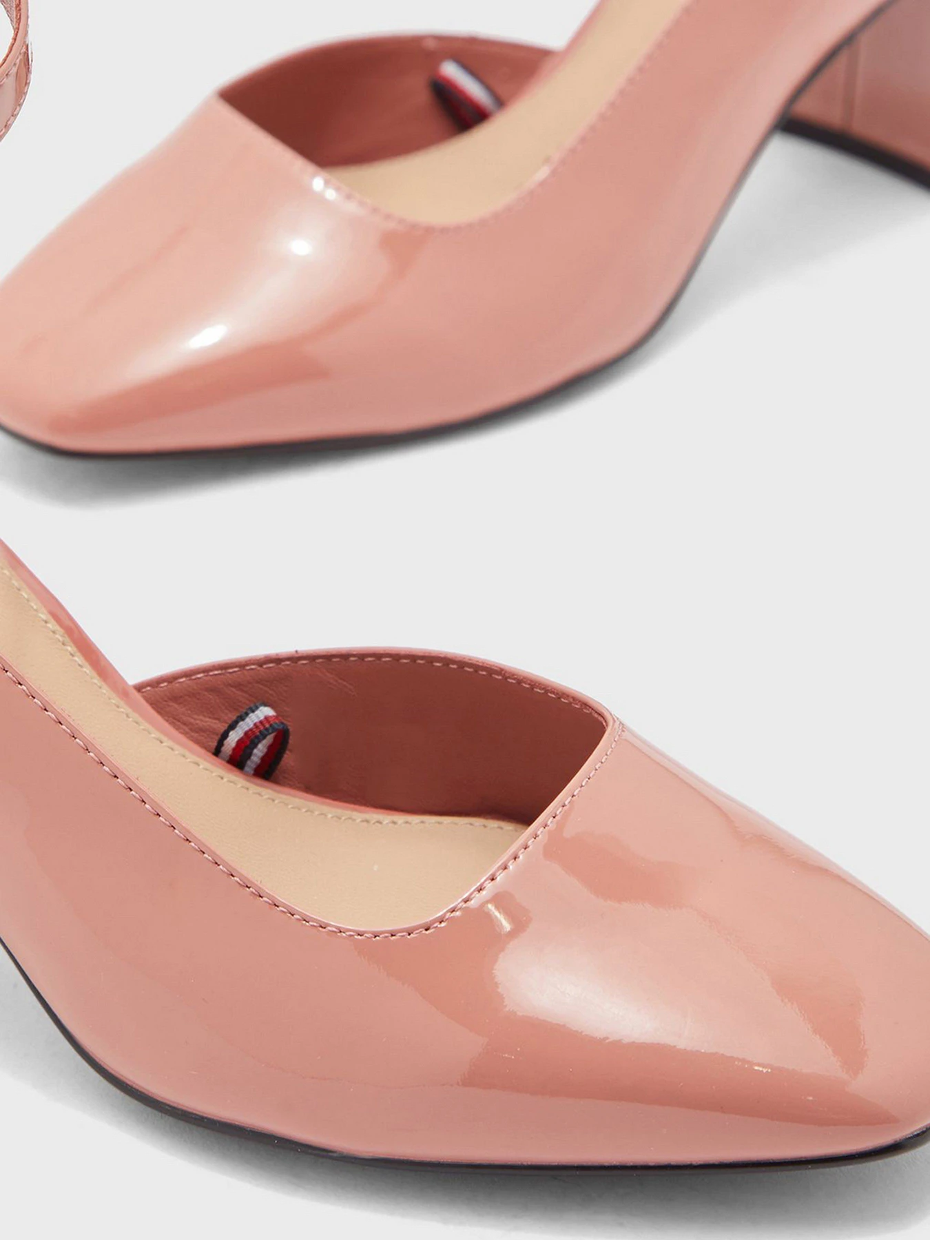 Туфли и лоферы Tommy Hilfiger ESSENTIAL PATENT COURT SHOES модель FW0FW05785-SM8 Туфли и лоферы Tommy Hilfiger ESSENTIAL PATENT COURT SHOES модель FW0FW05785-SM8 Фото